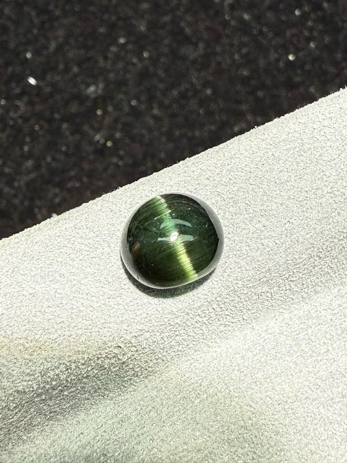 2.575克拉绿碧玺猫眼裸石 猫眼效应犀利 晶体好[强][强] 水头十足 俏色系列可遇不可求 大约