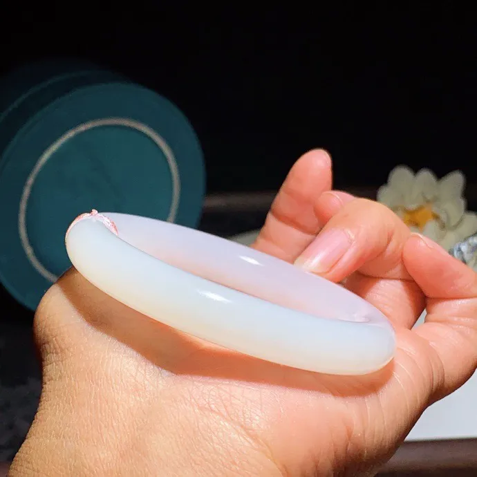 53圈口 和田玉白玉羊脂白圆条手镯。53圈口条宽11厚11玉质细腻油润。手推出油。佩戴高端典雅。lt251226