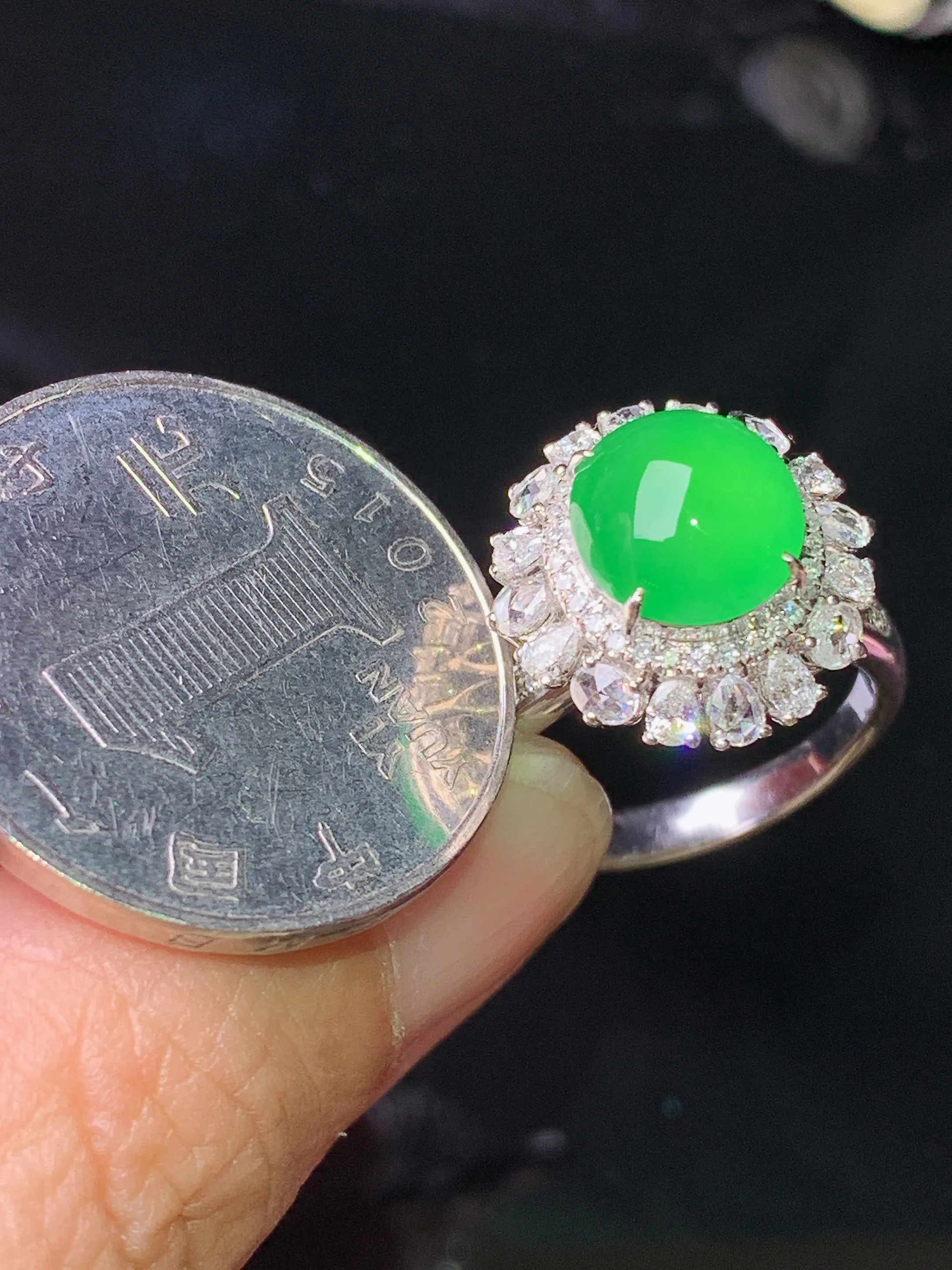 18k金钻镶嵌满绿蛋面戒指 玉质细腻 色泽清新艳丽 圈口14.5 整体尺寸15.6*15*12.5