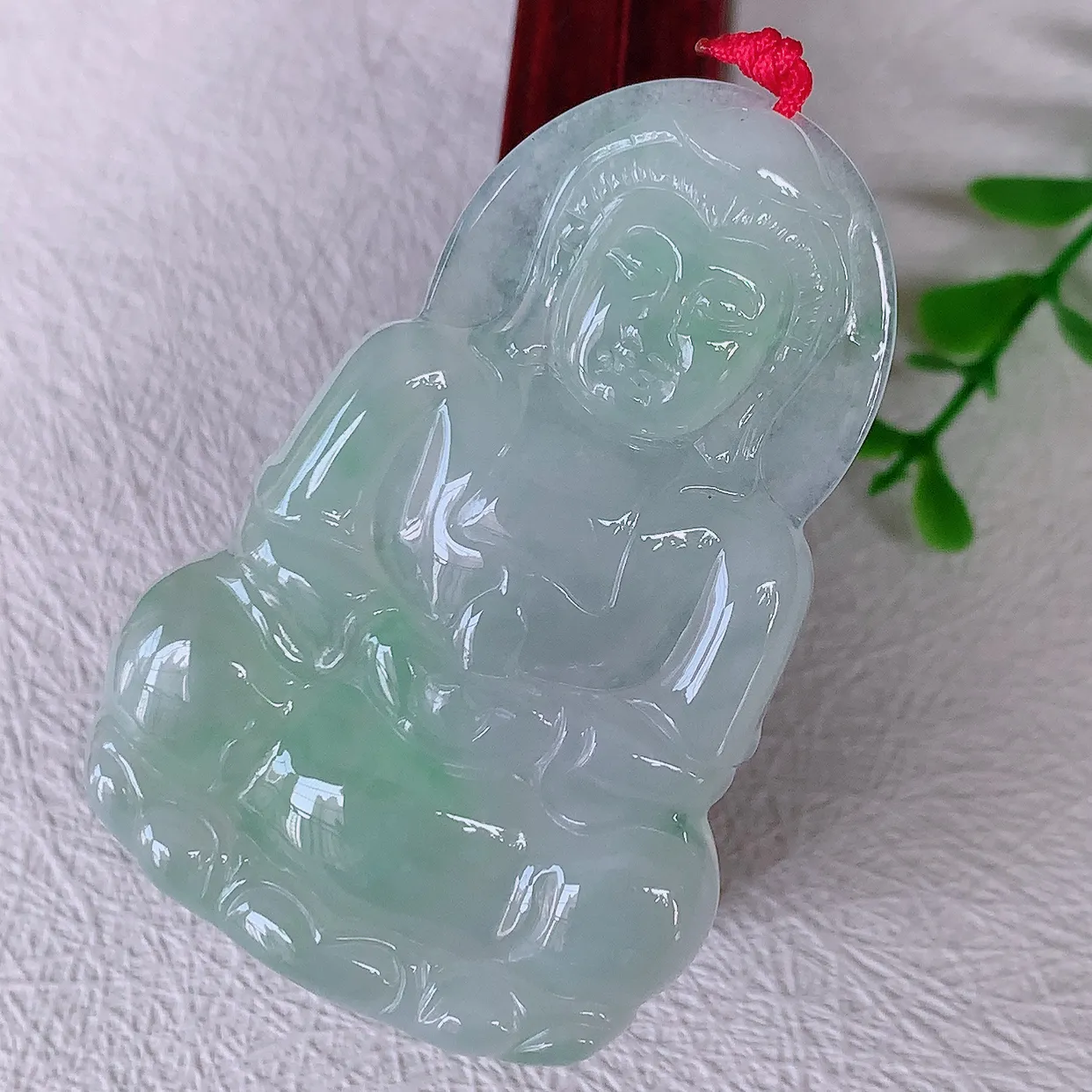 自然光实拍，冰飘花观音菩萨吊坠，赐福翡翠观音，翠绿迷人，观音面相端庄，佩戴时尚出众！#46.28