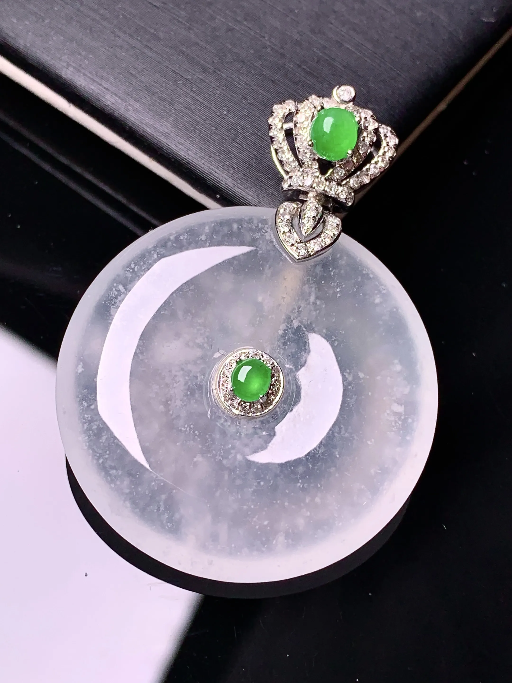 18k金钻镶嵌冰种平安扣吊坠 玉质细腻 色泽清新艳丽 整体尺寸41*30.3*6.3