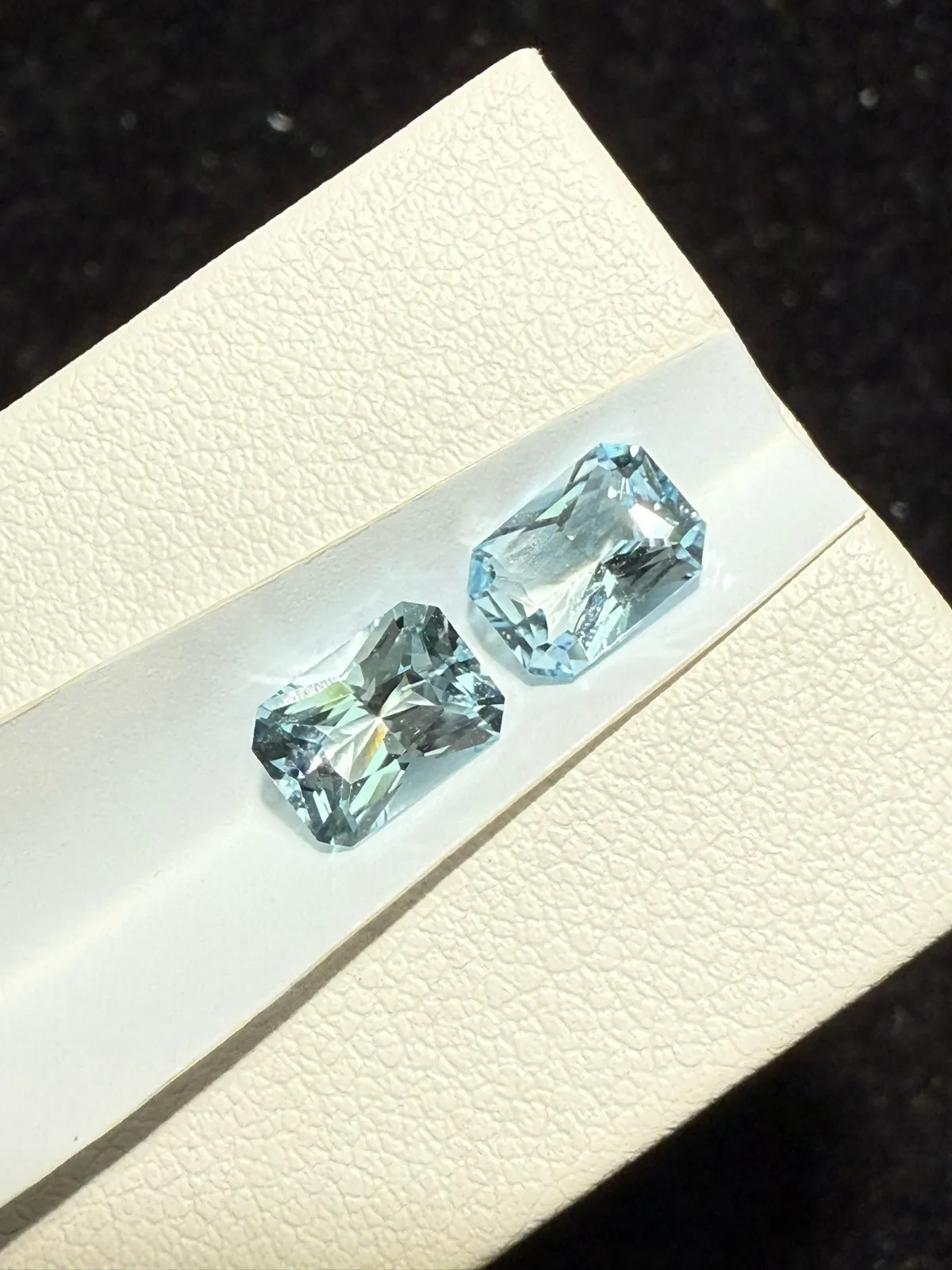 1.855克拉天然雷迪恩切海蓝宝戒面裸石，耳钉料，颜色超美，火彩超好，尺寸：7.2*5.2*3.5m