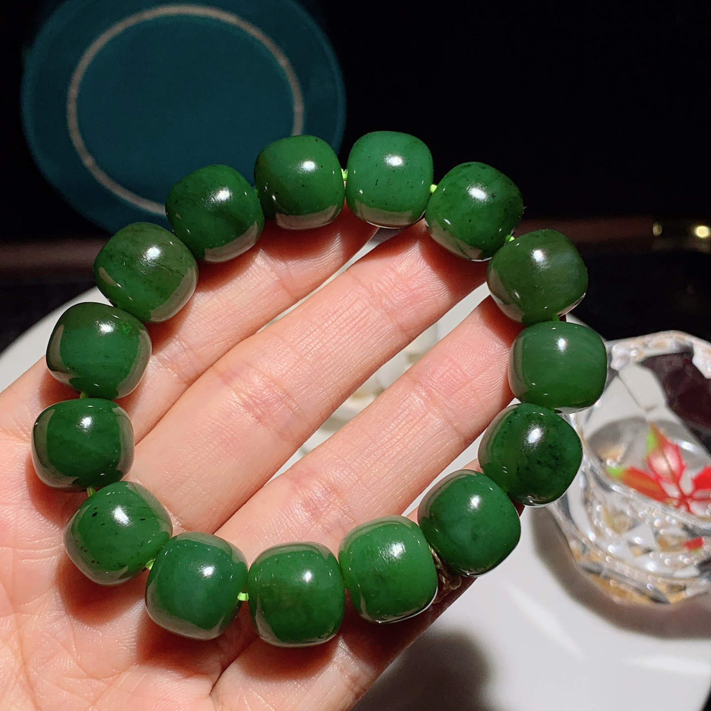 和田玉菠菜绿俄罗斯碧玉老型珠手串。手串。单颗尺寸13./14！玉质细腻油润。手推出油。佩戴高端典雅。lt251227