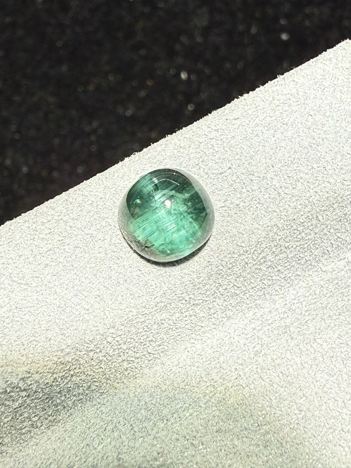 2.35克拉蓝碧玺猫眼裸石 猫眼效应犀利 晶体好[强][强] 水头十足 俏色系列可遇不可求 大约规格：7.1*7.4*5.1mm