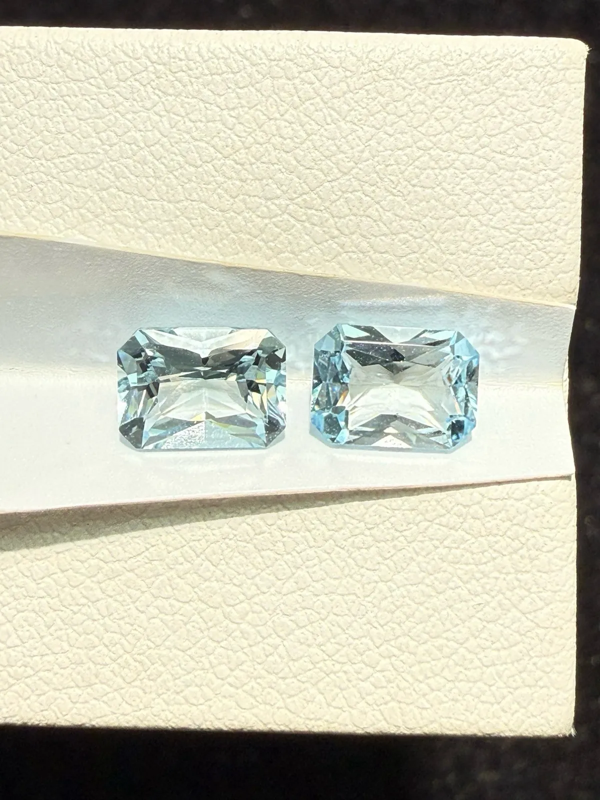 1.855克拉天然雷迪恩切海蓝宝戒面裸石，耳钉料，颜色超美，火彩超好，尺寸：7.2*5.2*3.5mm