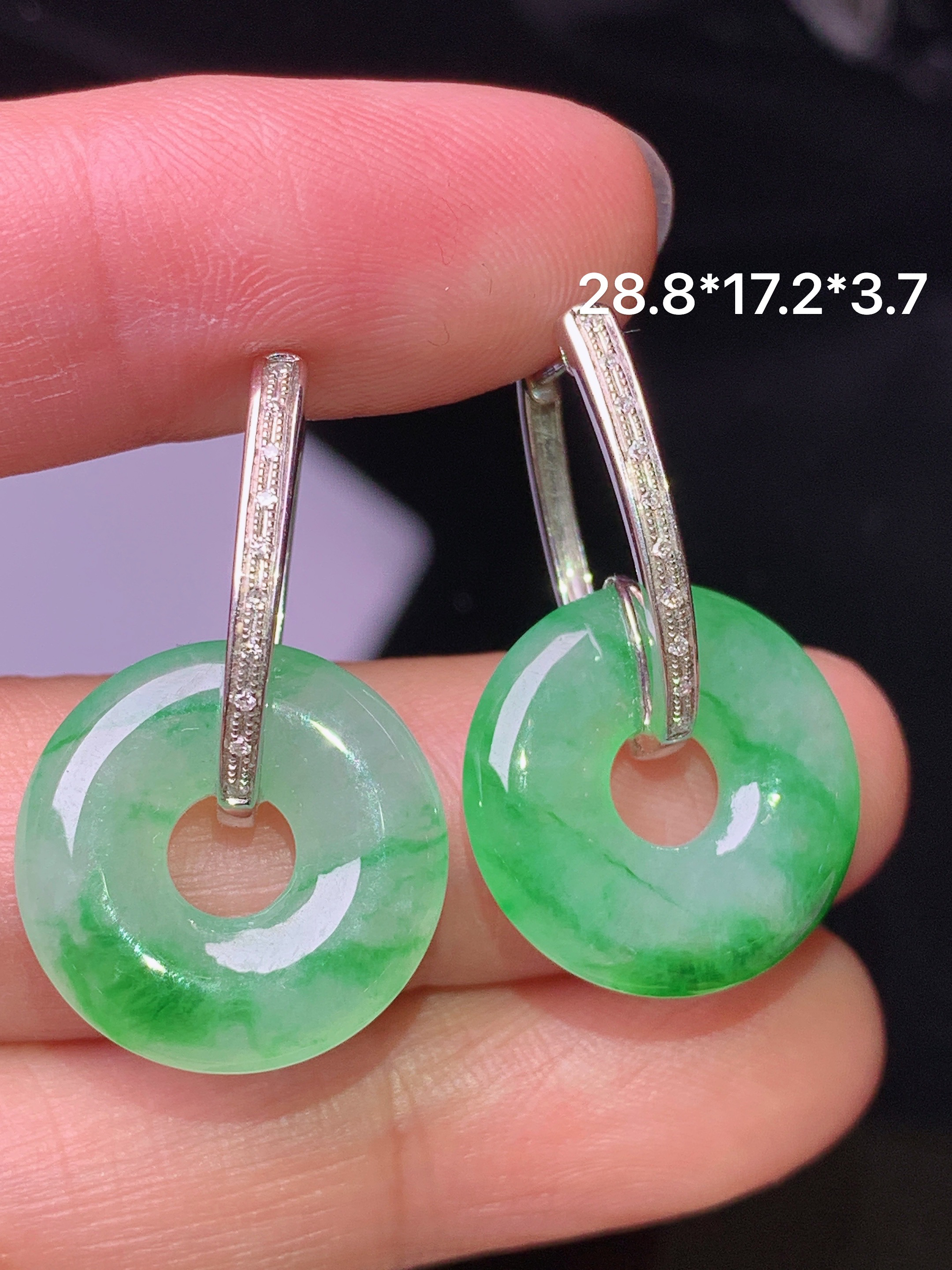 18k金钻镶嵌翠绿平安环耳坠 玉质细腻 色泽清新艳丽 整体尺寸28.8*17.2*3.7