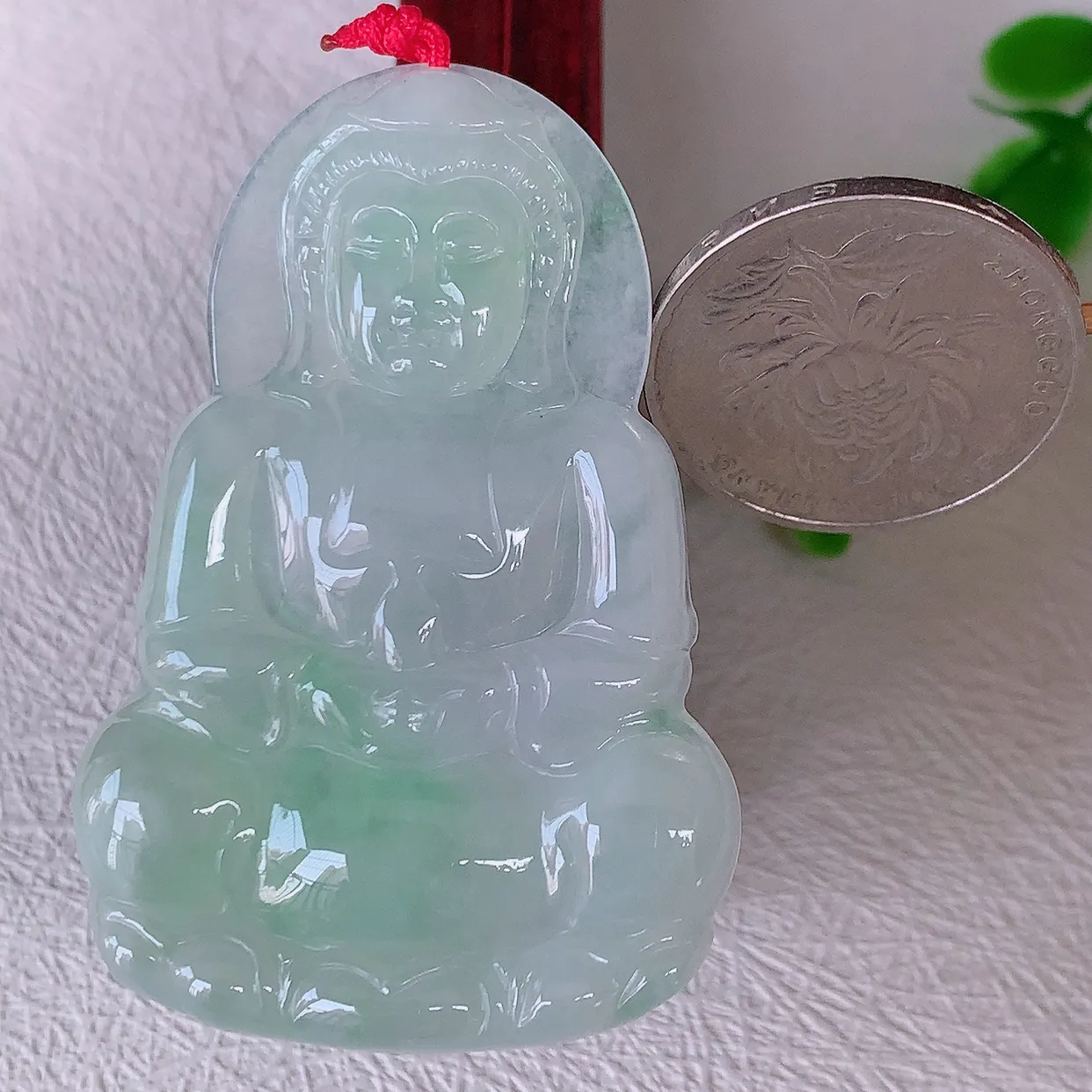 自然光实拍，冰飘花观音菩萨吊坠，赐福翡翠观音，翠绿迷人，观音面相端庄，佩戴时尚出众！#46.28