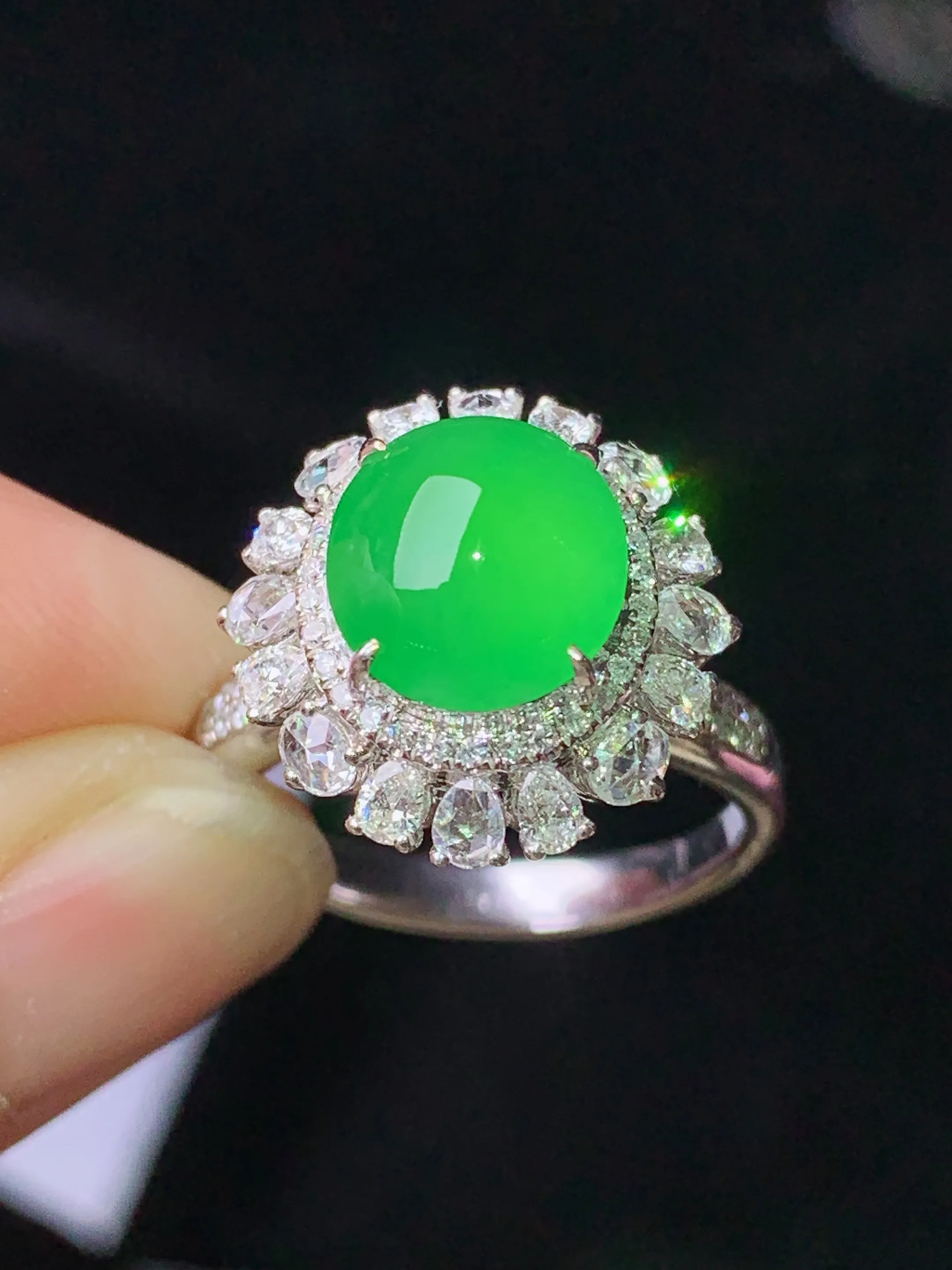 18k金钻镶嵌满绿蛋面戒指 玉质细腻 色泽清新艳丽 圈口14.5 整体尺寸15.6*15*12.5