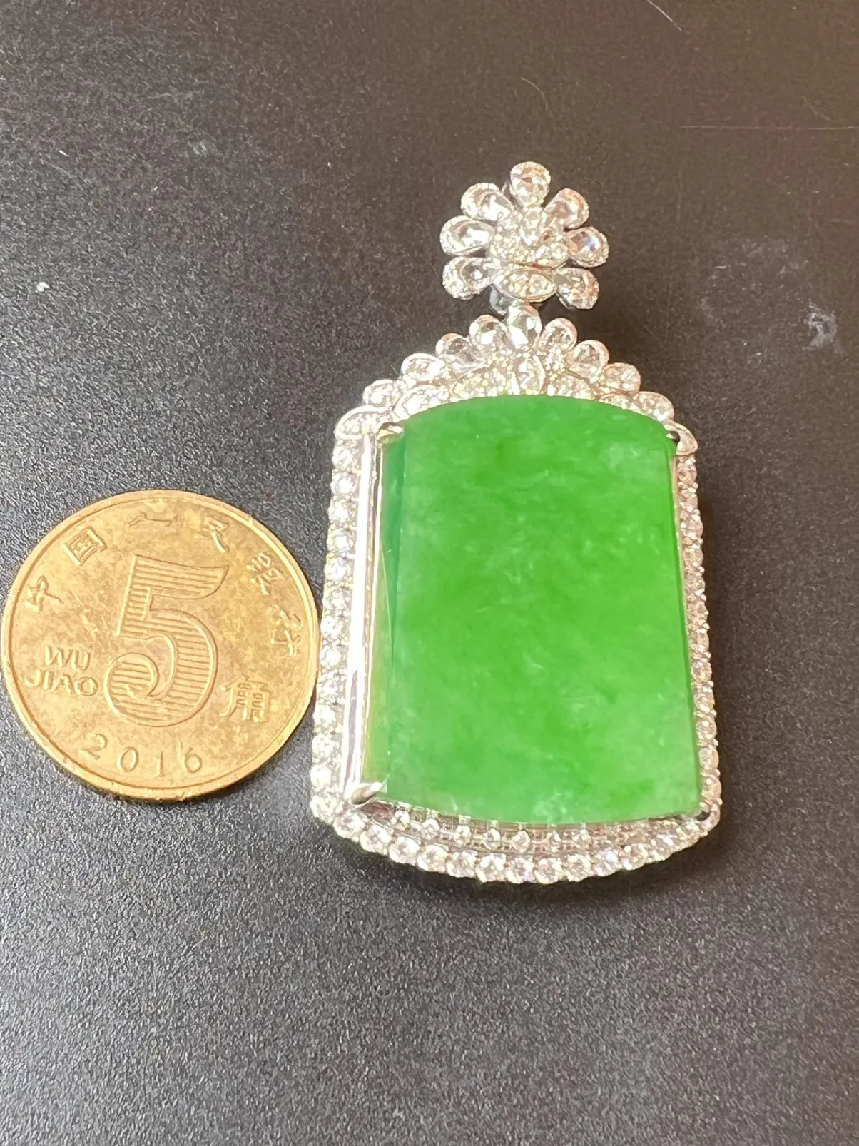 满色无事牌种好厚装，整体尺寸44.5*24.8*12.1 裸石尺寸25.3*19.8*2.8