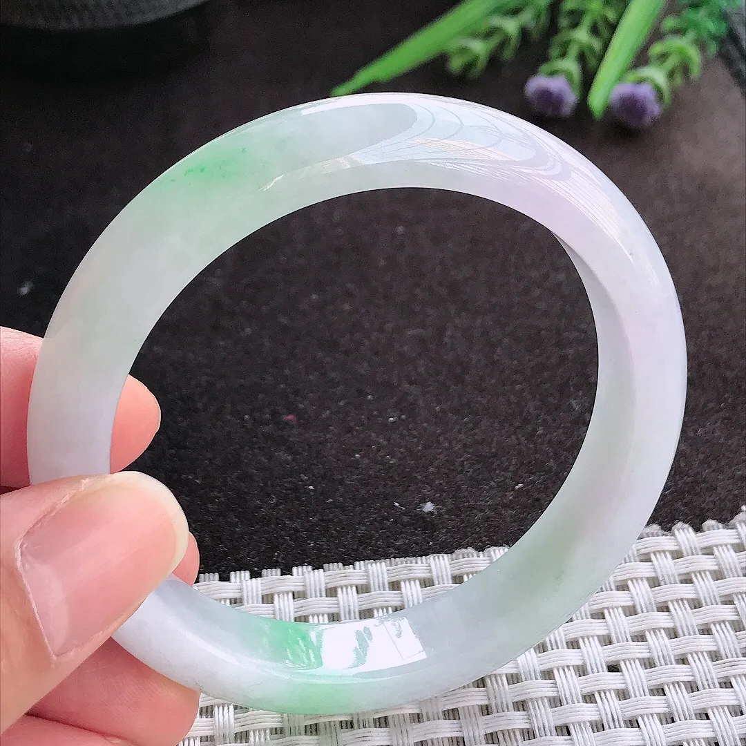 实拍A货翡翠57.5/12.1/8.1老坑精美冰润飘绿手镯宽边玉镯手环