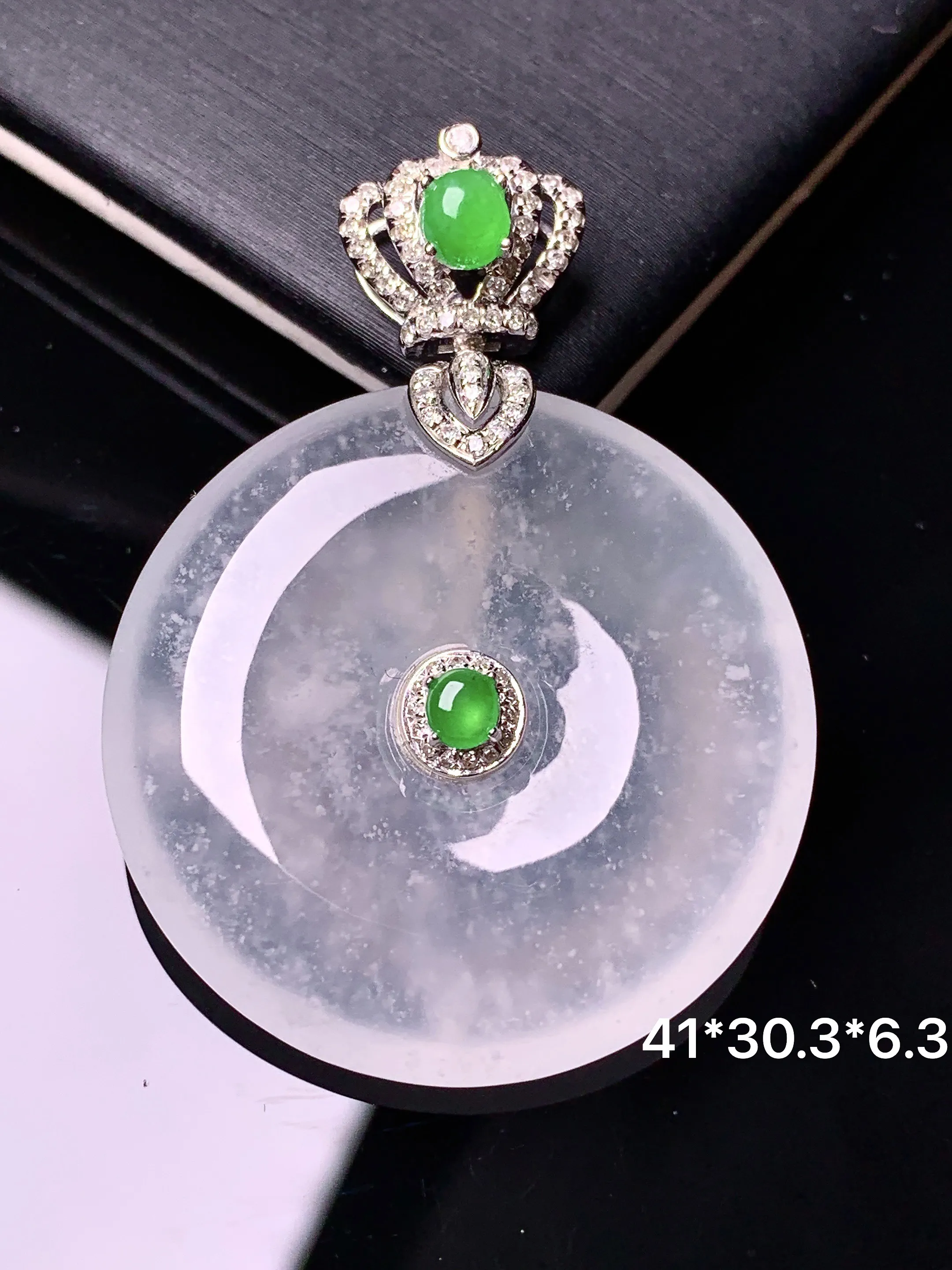 18k金钻镶嵌冰种平安扣吊坠 玉质细腻 色泽清新艳丽 整体尺寸41*30.3*6.3