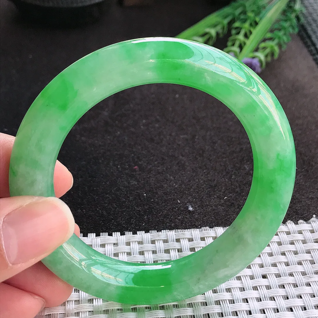 实拍A货翡翠55/11.5老坑精美满绿辣阳绿圆条手镯玉镯手环