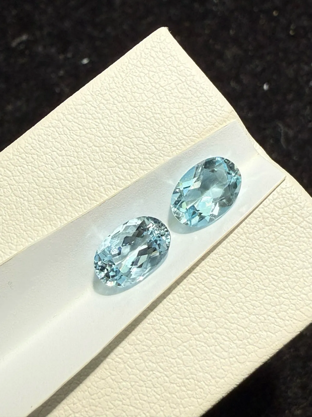 1.66克拉天然椭圆海蓝宝戒面裸石，耳钉料，颜色超美，火彩超好，尺寸：7.7*5*3.8mm