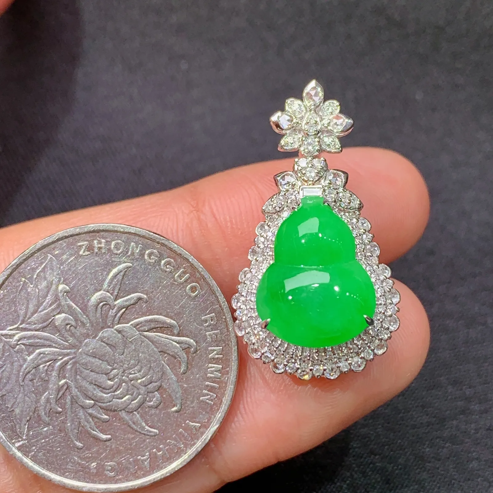 阳绿葫芦吊坠，18k金镶嵌，冰润色阳，玉质细腻，种水足，Kjx 尺寸26.9*14.9*10.7