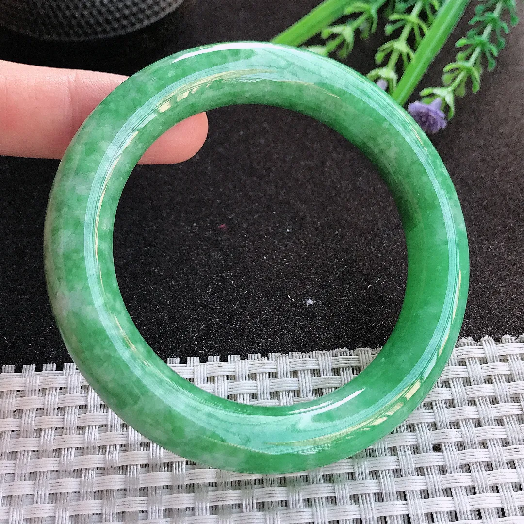 实拍A货翡翠56.8/11.4老坑精美满绿阳绿圆条手镯翡翠玉镯手环