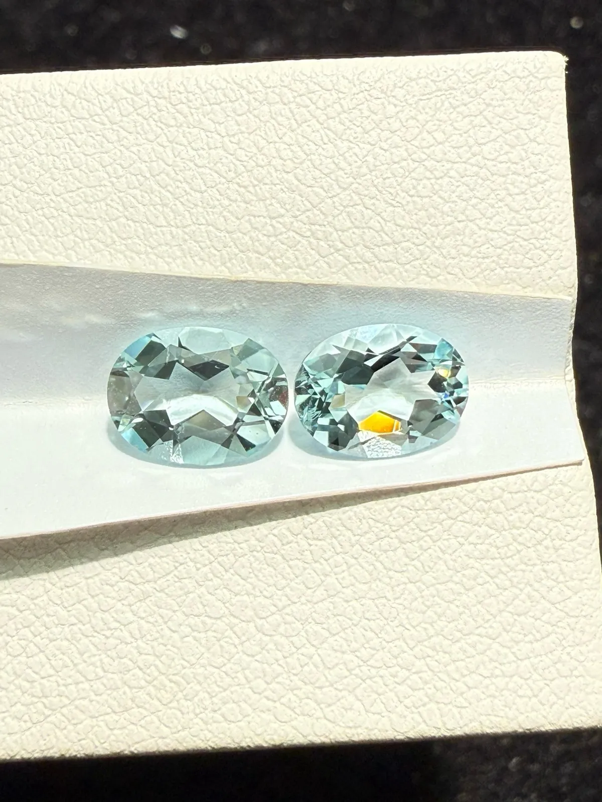 2.12克拉天然椭圆海蓝宝戒面裸石，耳钉料，颜色超美，火彩超好，尺寸：8.1*6*3.6mm