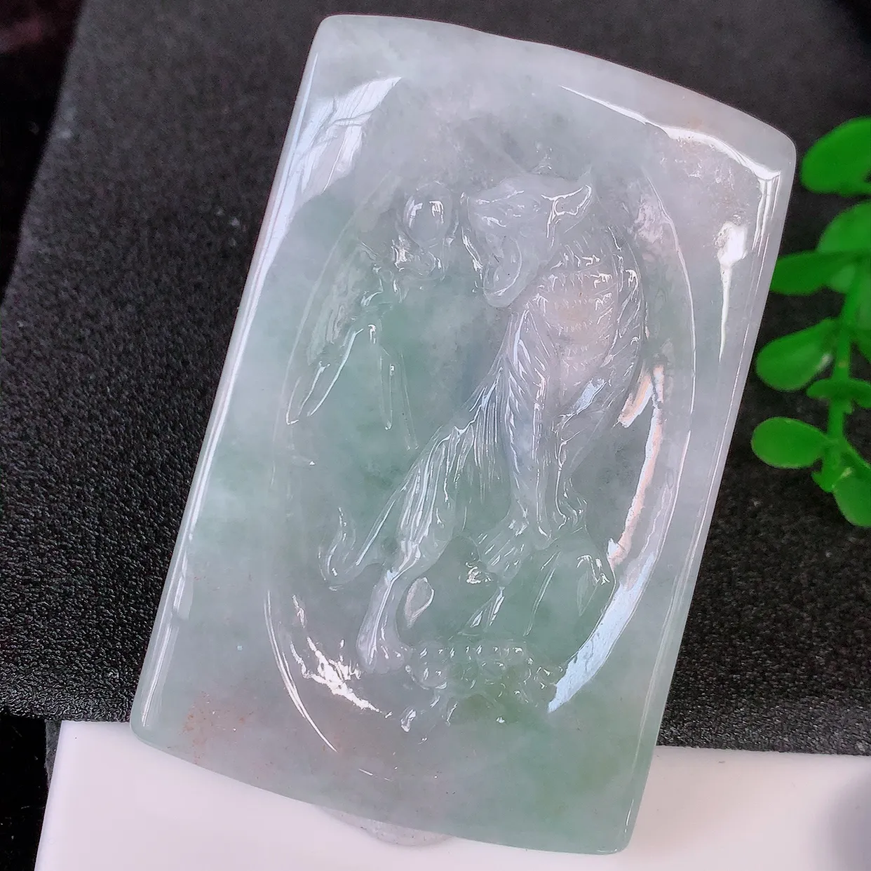 自然光实拍，水润飘绿翡翠生肖虎虎生威虎牌吊坠，翠色灵动，玉质细腻，颜色漂亮，品相佳，佩戴佳品！#60.28