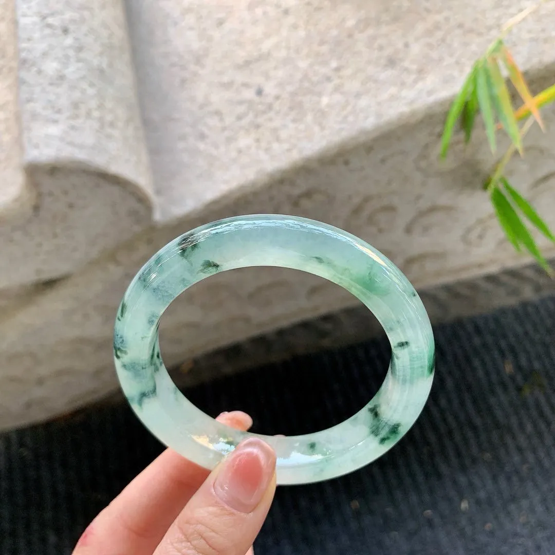 正圈56 57
【圈口】57.5/11.5/9.7
【描述】冰飘花，清透，水润，种老，细腻，打灯有絮线！