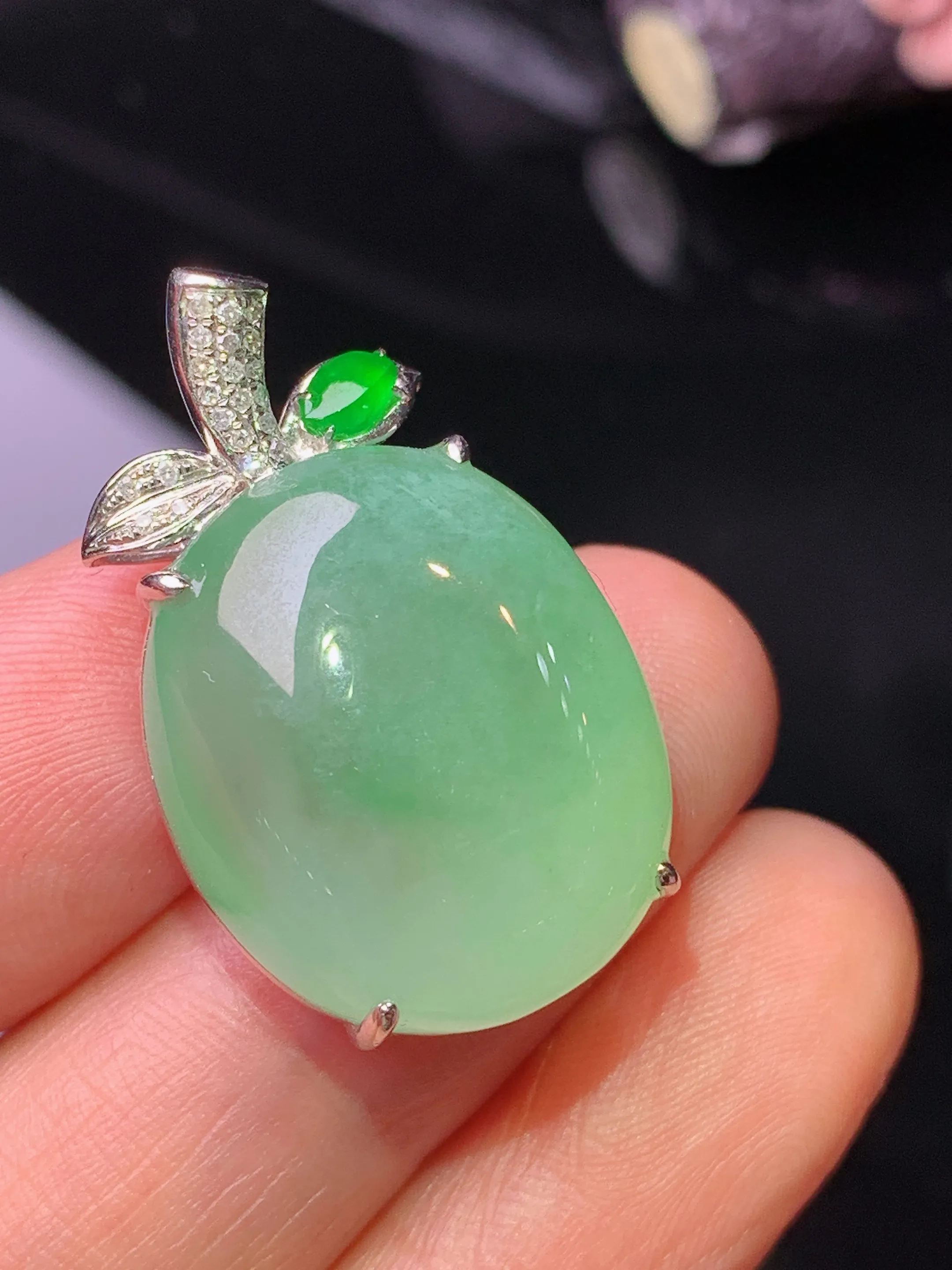 18k金钻镶嵌翠绿蛋面吊坠 玉质细腻 色泽清新艳丽 整体尺寸29*17.8*9.3