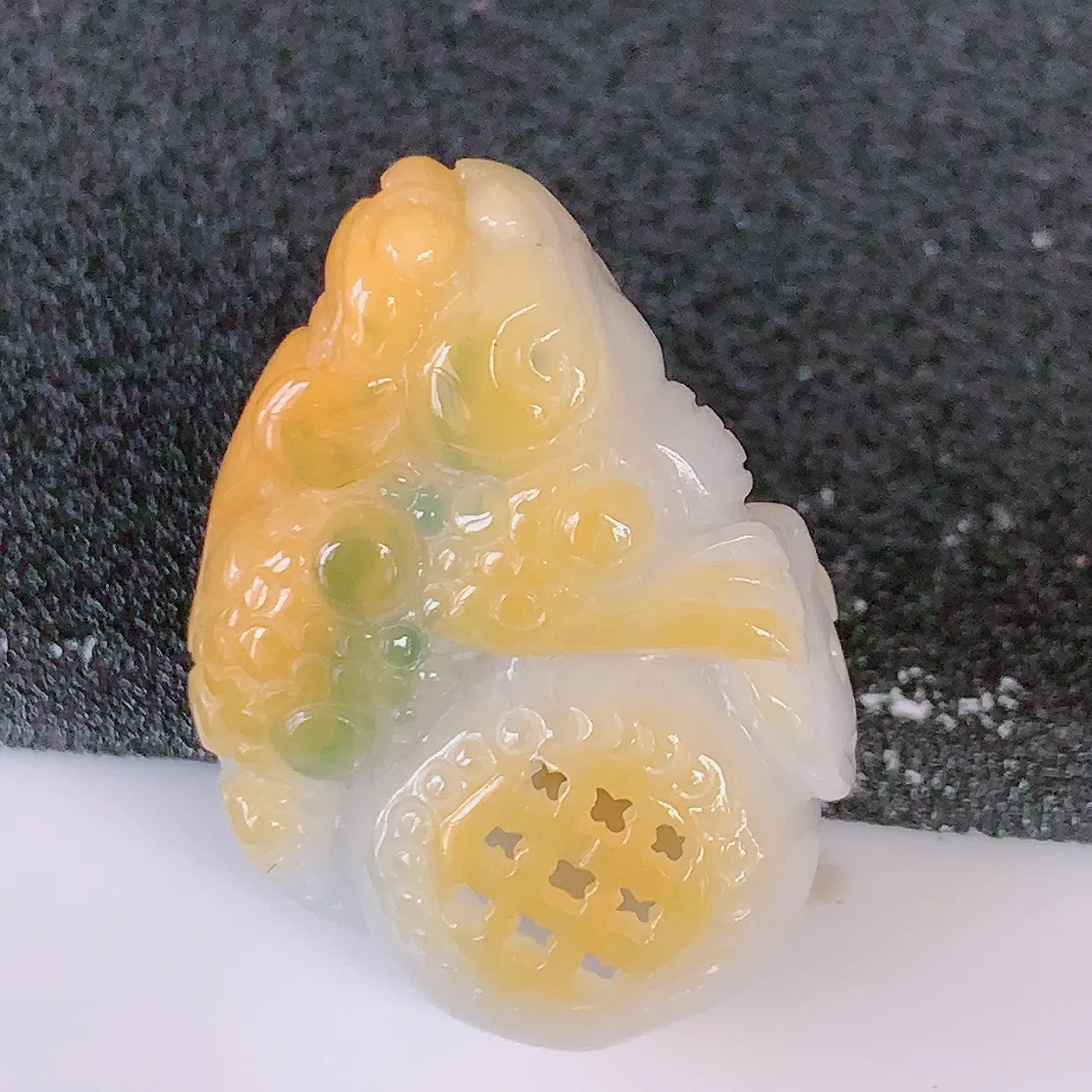 自然光实拍，特色镂空雕黄翡双彩翡翠招财金蟾吊坠，种老水足，雕工精湛 ，寓意美好，佩戴时尚出众！#60.28