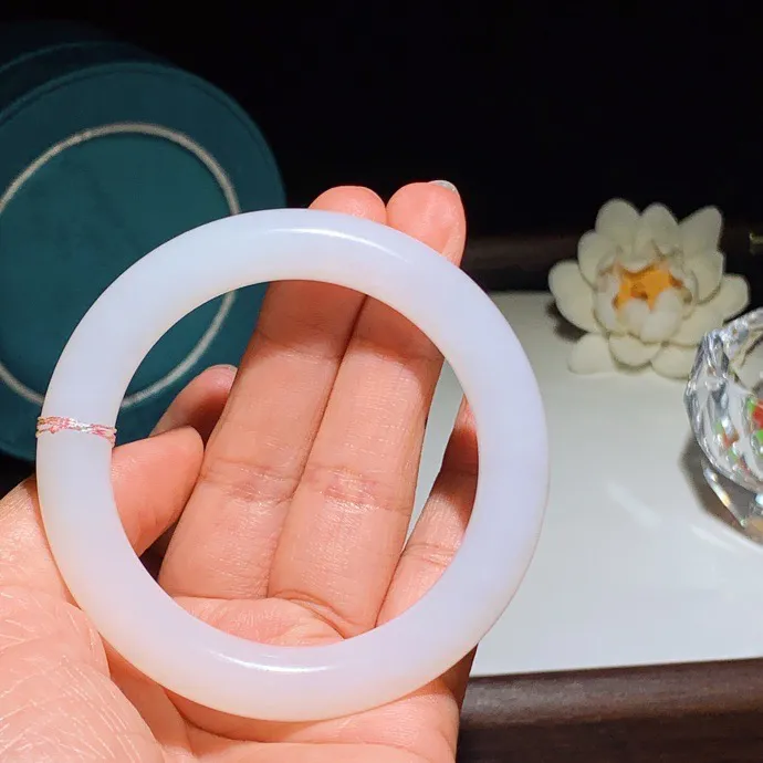 53圈口 和田玉白玉羊脂白圆条手镯。53圈口条宽11厚11玉质细腻油润。手推出油。佩戴高端典雅。lt251226