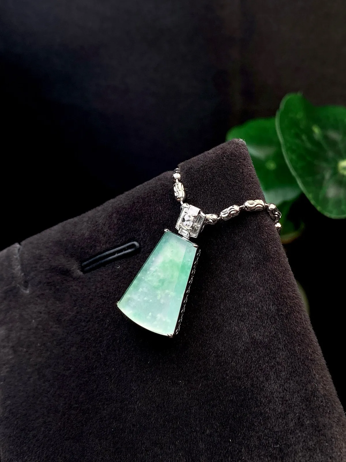 【冰种飘绿无事牌】老坑雪花棉，质地细腻，种水色俱全，冰透闪亮，18k金钻镶嵌，裸石尺寸17.6*12.4*2.8毫米