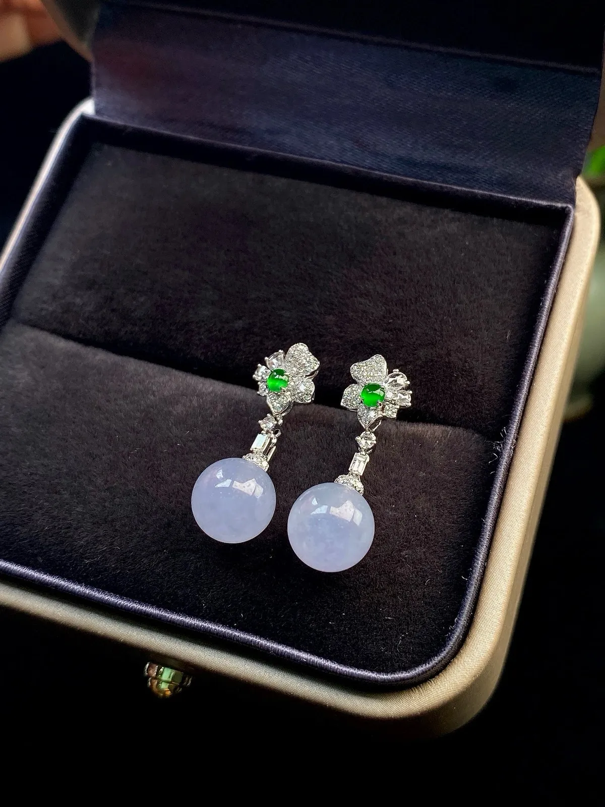 【冰种紫罗兰珠耳坠】质地细腻，色泽鲜亮，光泽度不错，18k金钻镶嵌，8毫米