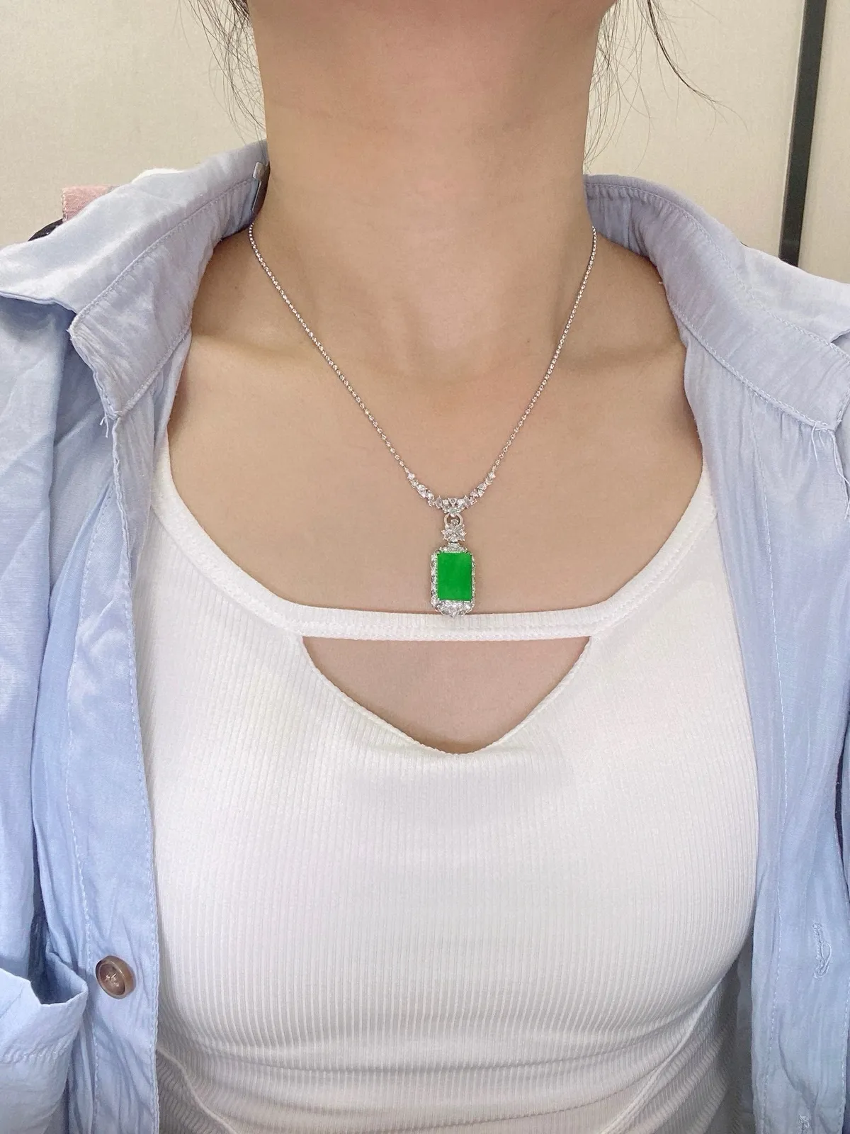 【冰种满绿无事牌】种水上乘，通透闪亮，晶莹剔透。18K金钻镶嵌，裸石尺寸13.8*9.8*2.6毫米。