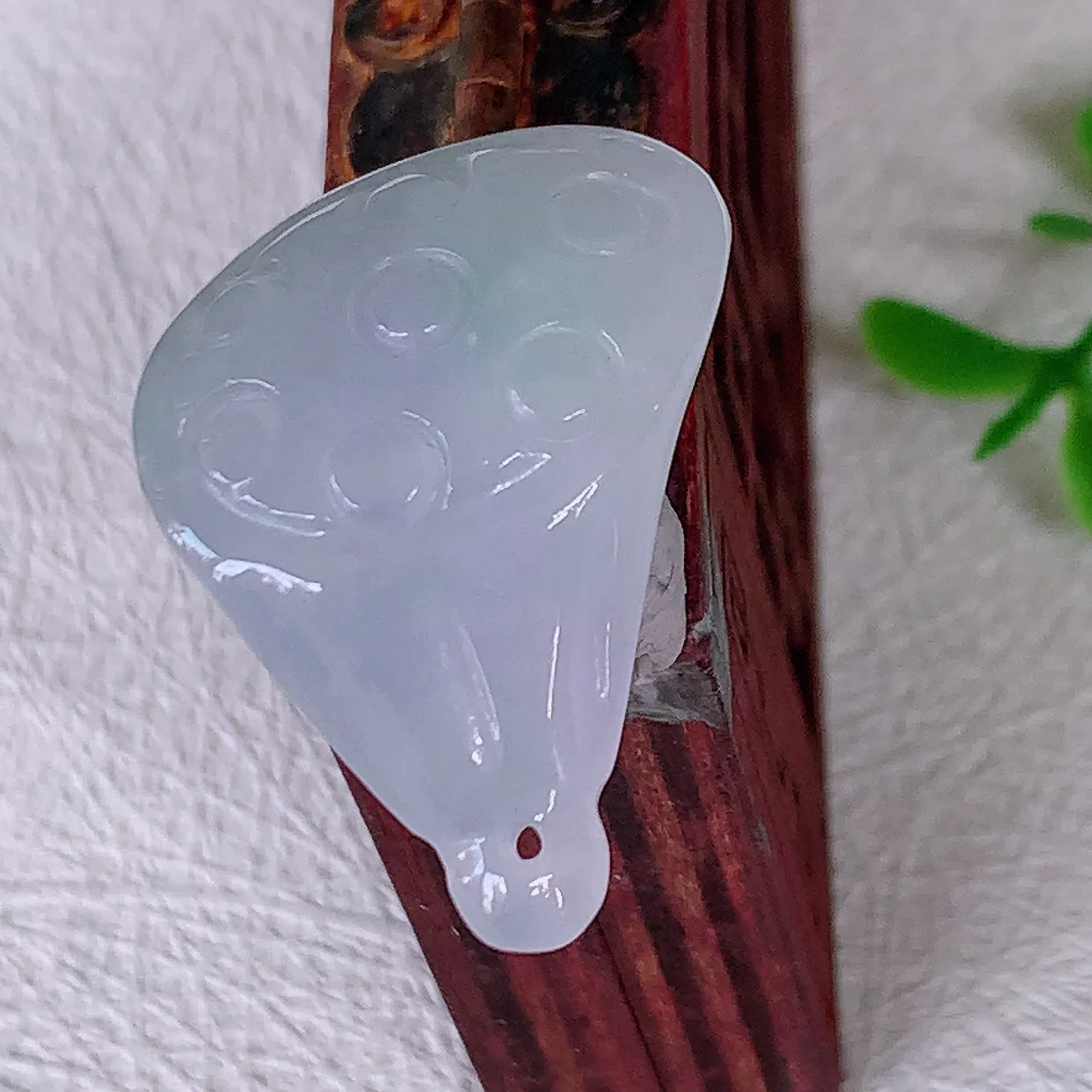 自然光实拍，冰润紫罗兰翡翠招财莲蓬吊坠，水润精细，寓意路路都通，有着促进事业有运！#46.28