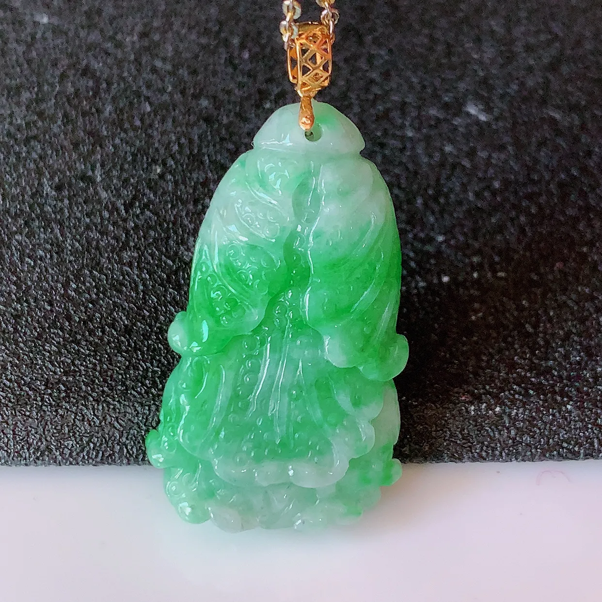 18K金镶嵌冰飘绿翡翠招百财白菜吊坠，百财聚来，财源滚滚，色泽鲜艳，精工水润的白菜，性价比高！#1.