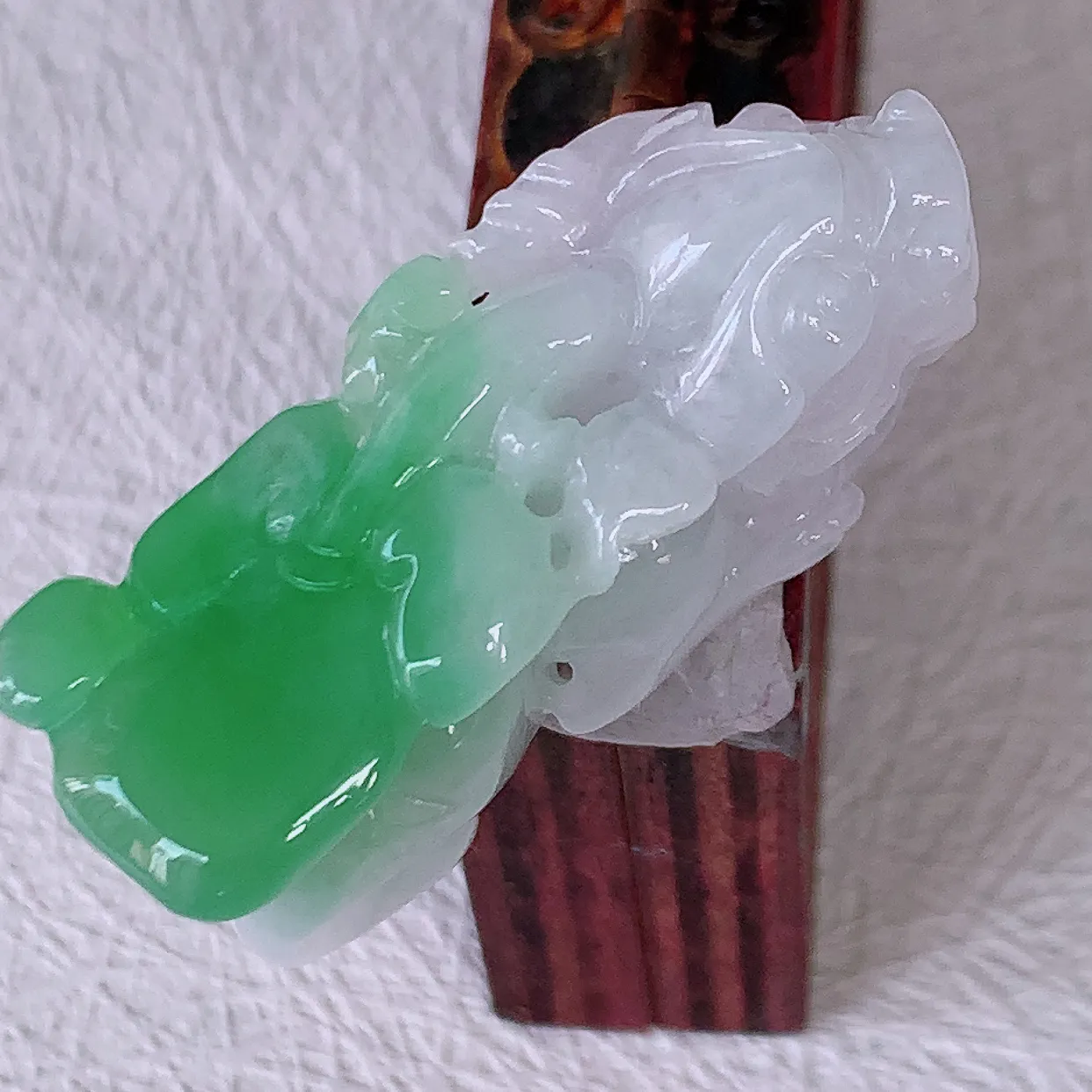 自然光实拍，冰润飘绿招财貔貅翡翠吊坠，民间有“一摸貔貅运程旺盛，再摸貔貅财运滚滚，三摸貔貅平步青云 ”的美好祝愿。#81.28