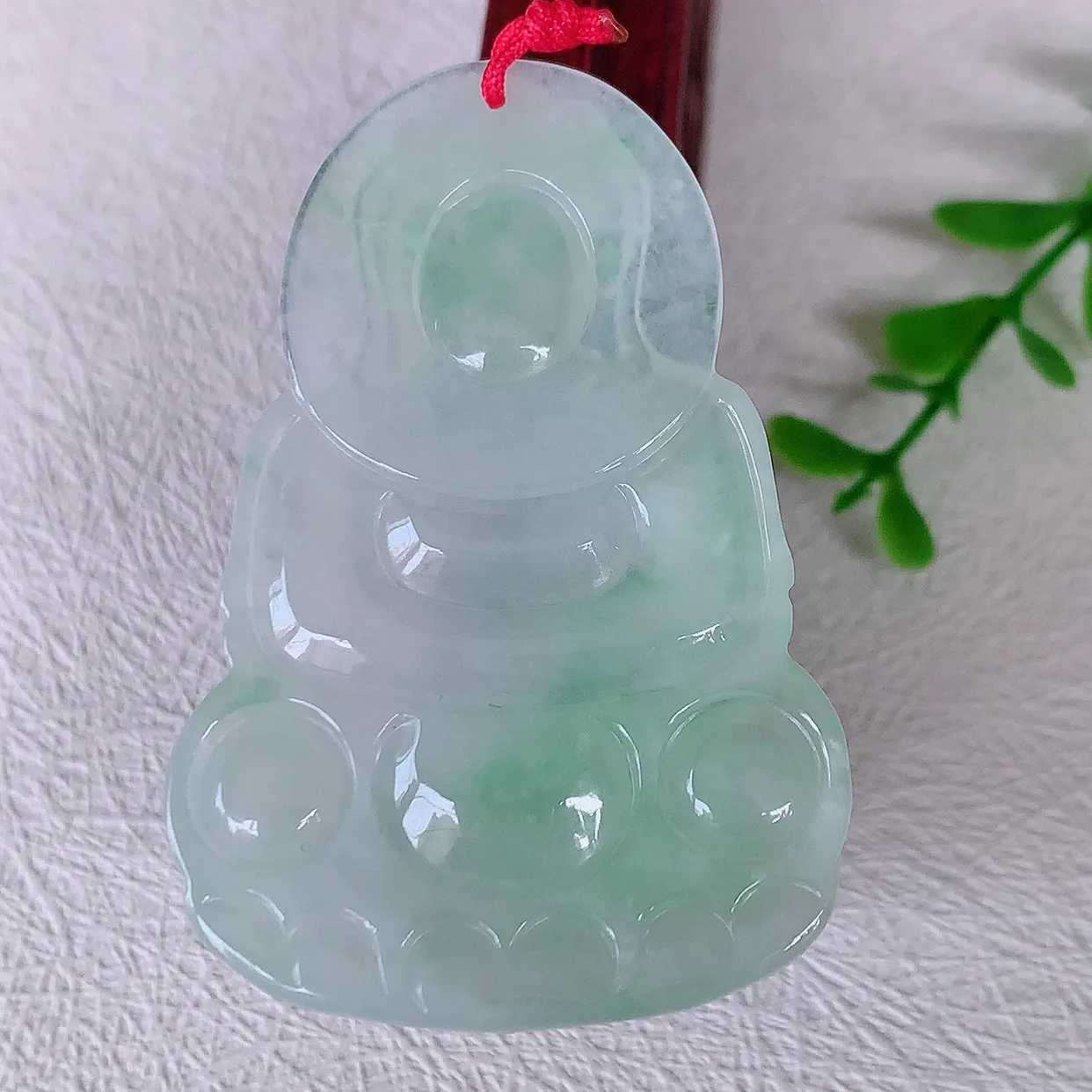 自然光实拍，冰飘花观音菩萨吊坠，赐福翡翠观音，翠绿迷人，观音面相端庄，佩戴时尚出众！#46.28