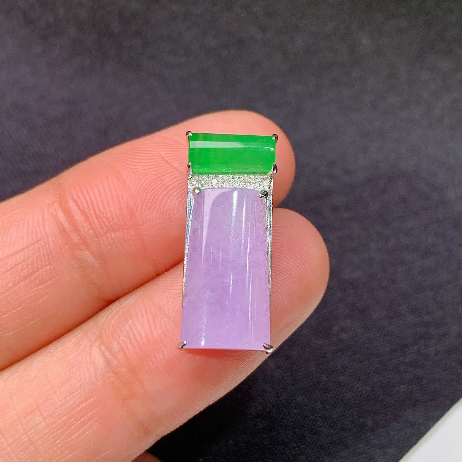 冰紫罗兰无事牌吊坠，18k金镶嵌，温润细腻，颜色鲜艳，Xu 尺寸20.3*8.6*6.2