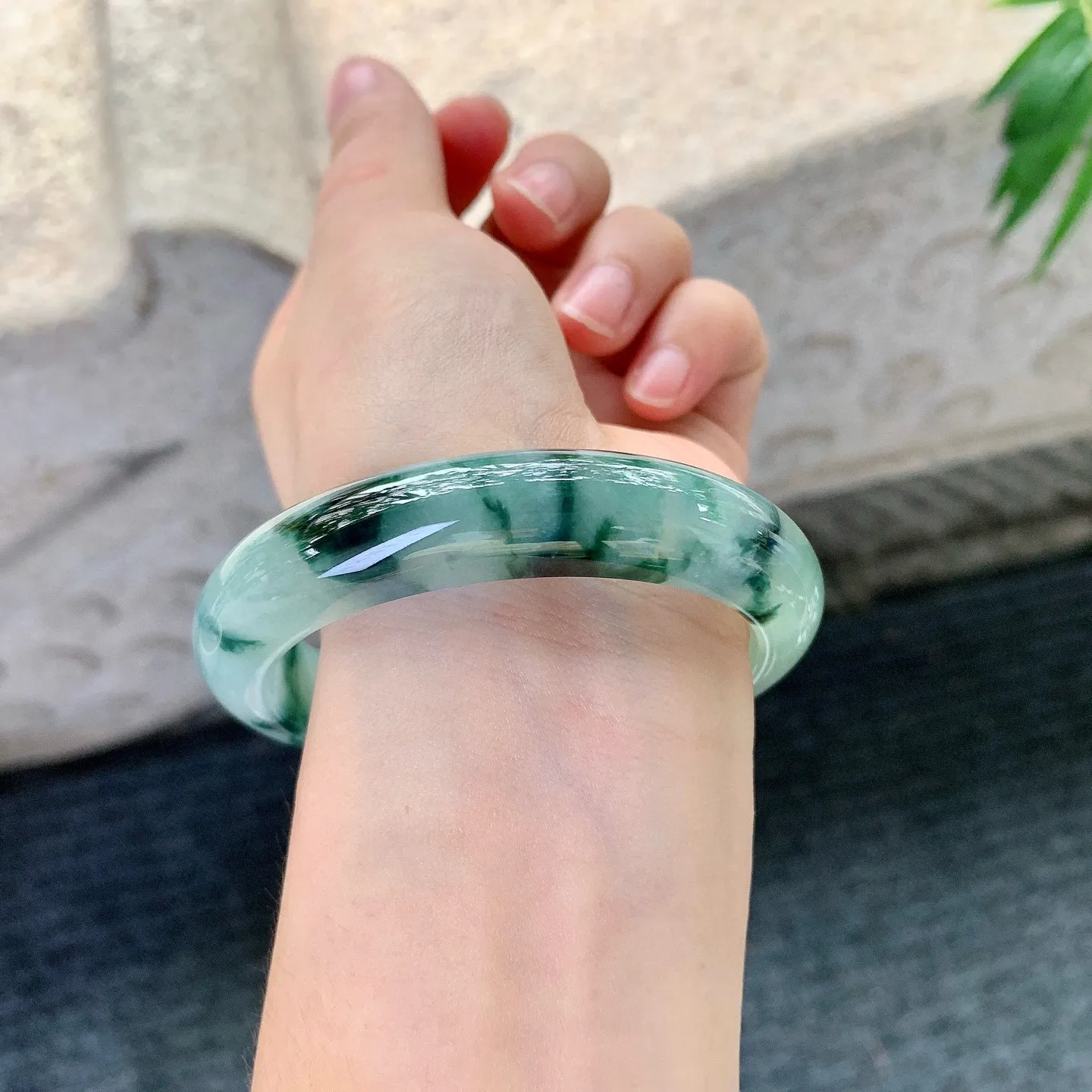 正圈56 57
【圈口】57.2/12.7/8.8
【描述】糯冰飘花，水润，种老，细腻，无裂纹！