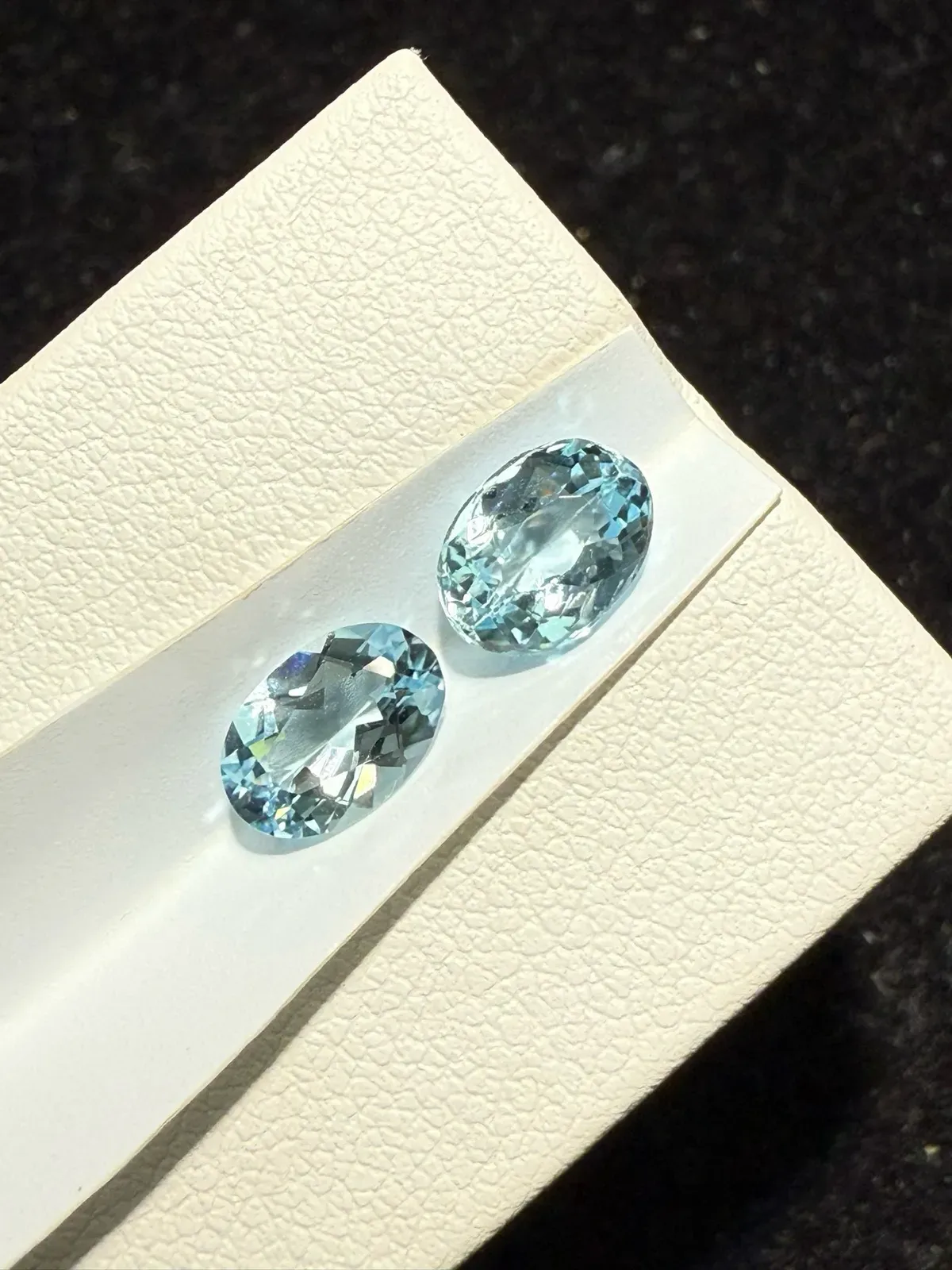 1.895克拉天然椭圆海蓝宝戒面裸石，耳钉料，颜色超美，火彩超好，尺寸：7.8*5.6*4mm