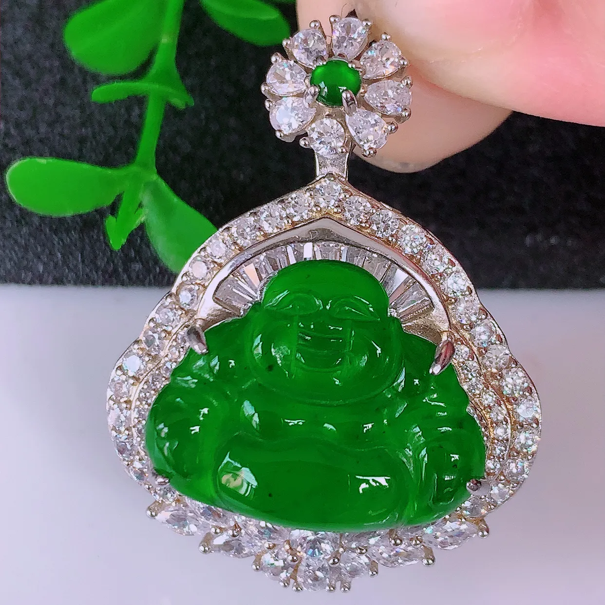 冰透满绿翡翠925银镶嵌佛公吊坠，自然光实拍，翠色灵动，颜色漂亮，种老水足，品相佳，佩戴佳品！#97.28整体34.2*26.5*13裸石20*15.5