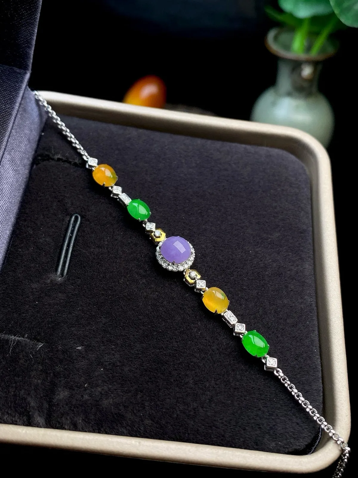 【冰种紫罗兰+黄、绿蛋面组合镶嵌手链】颗颗冰透，饱满圆润，光泽闪耀，流行款，18K金钻镶嵌，裸石尺寸