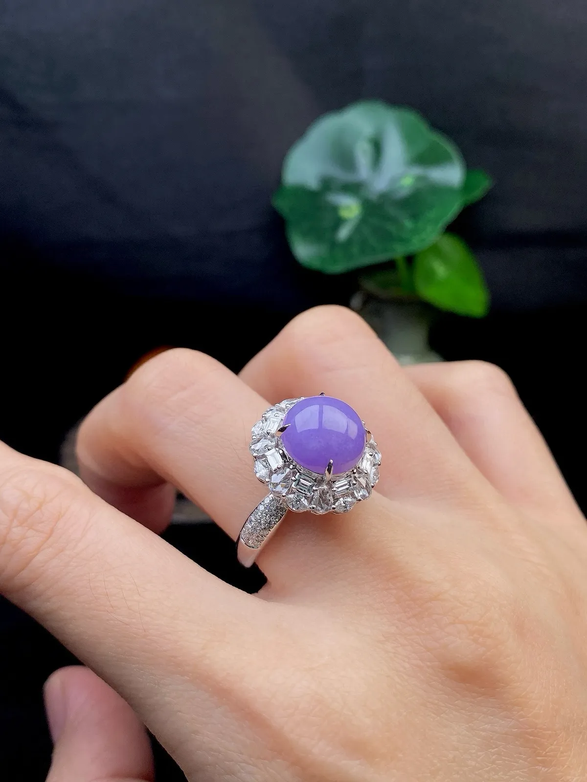【冰种紫蛋面戒指】质地细腻，饱满度很好，晶莹剔透，18k金钻镶嵌，裸石尺寸10.2*5.3毫米