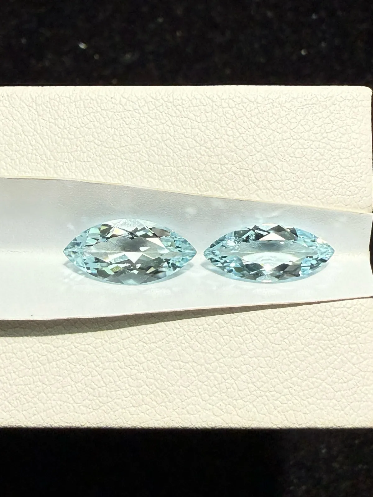 2.525克拉天然马眼海蓝宝戒面裸石，颜色超美，火彩超好，尺寸：11.9*5.8*3.9mm