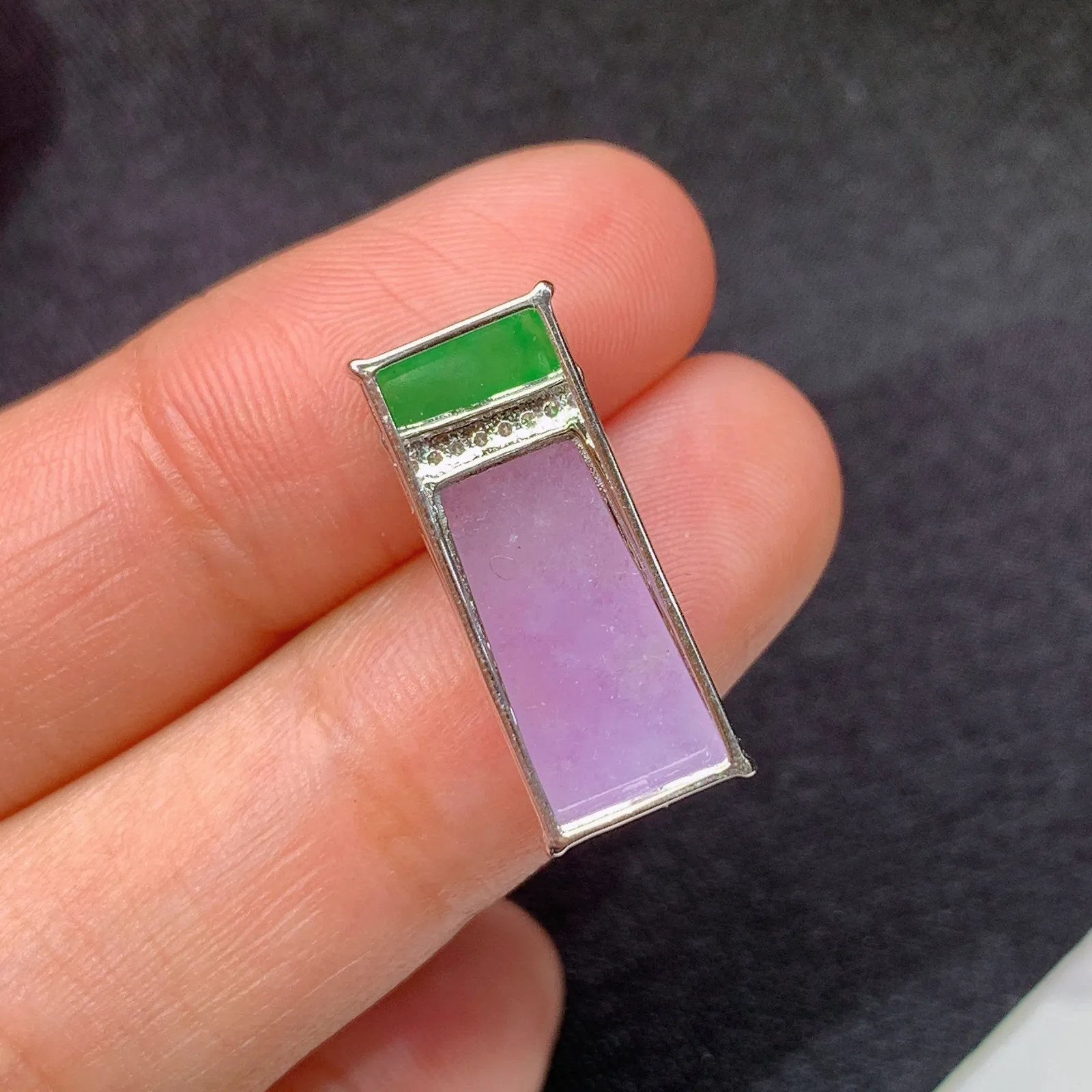 冰紫罗兰无事牌吊坠，18k金镶嵌，温润细腻，颜色鲜艳，Xu 尺寸20.3*8.6*6.2