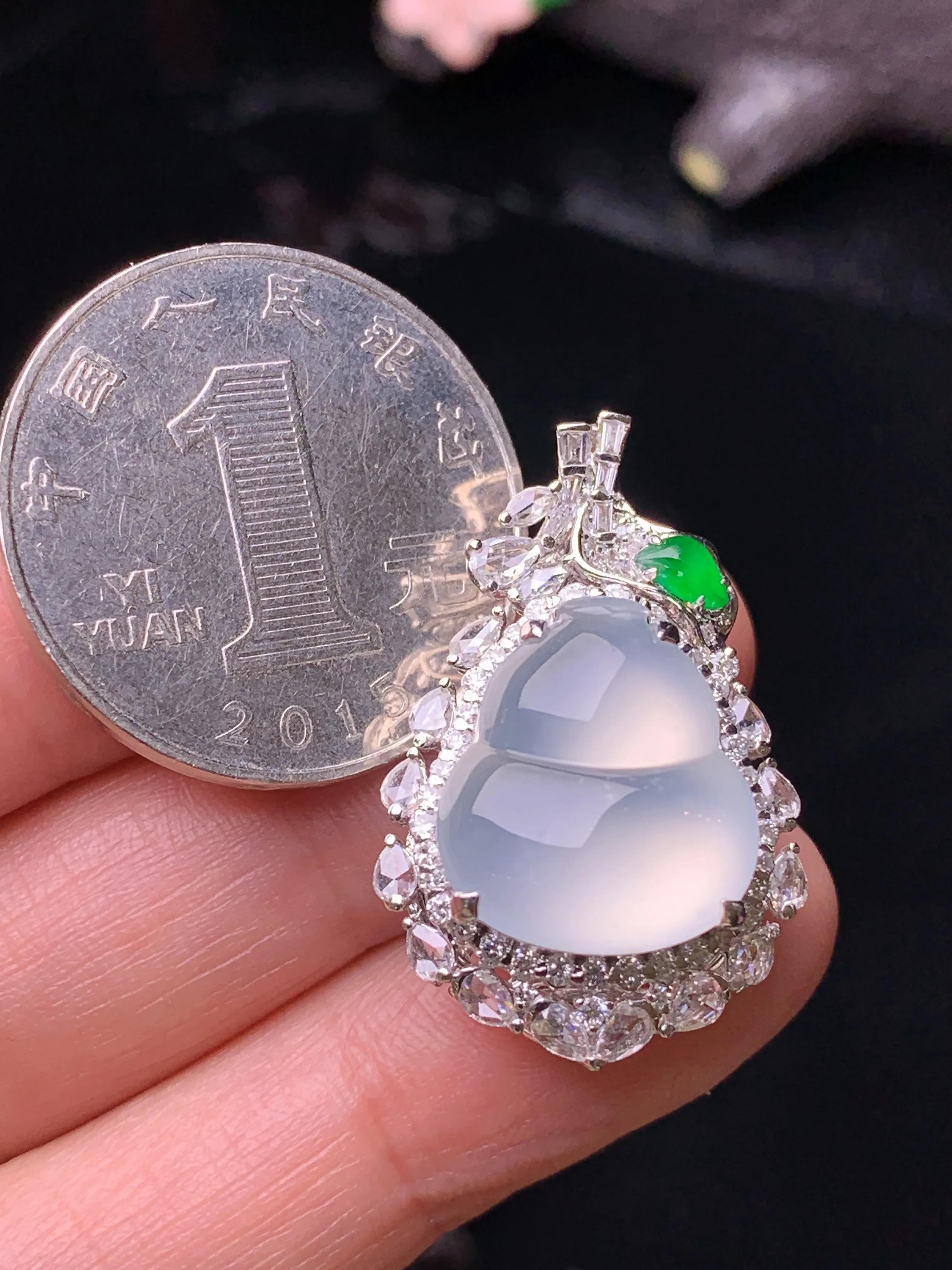 18k金钻镶嵌冰种葫芦吊坠 玉质细腻 色泽清新艳丽 整体尺寸29*18.6*12