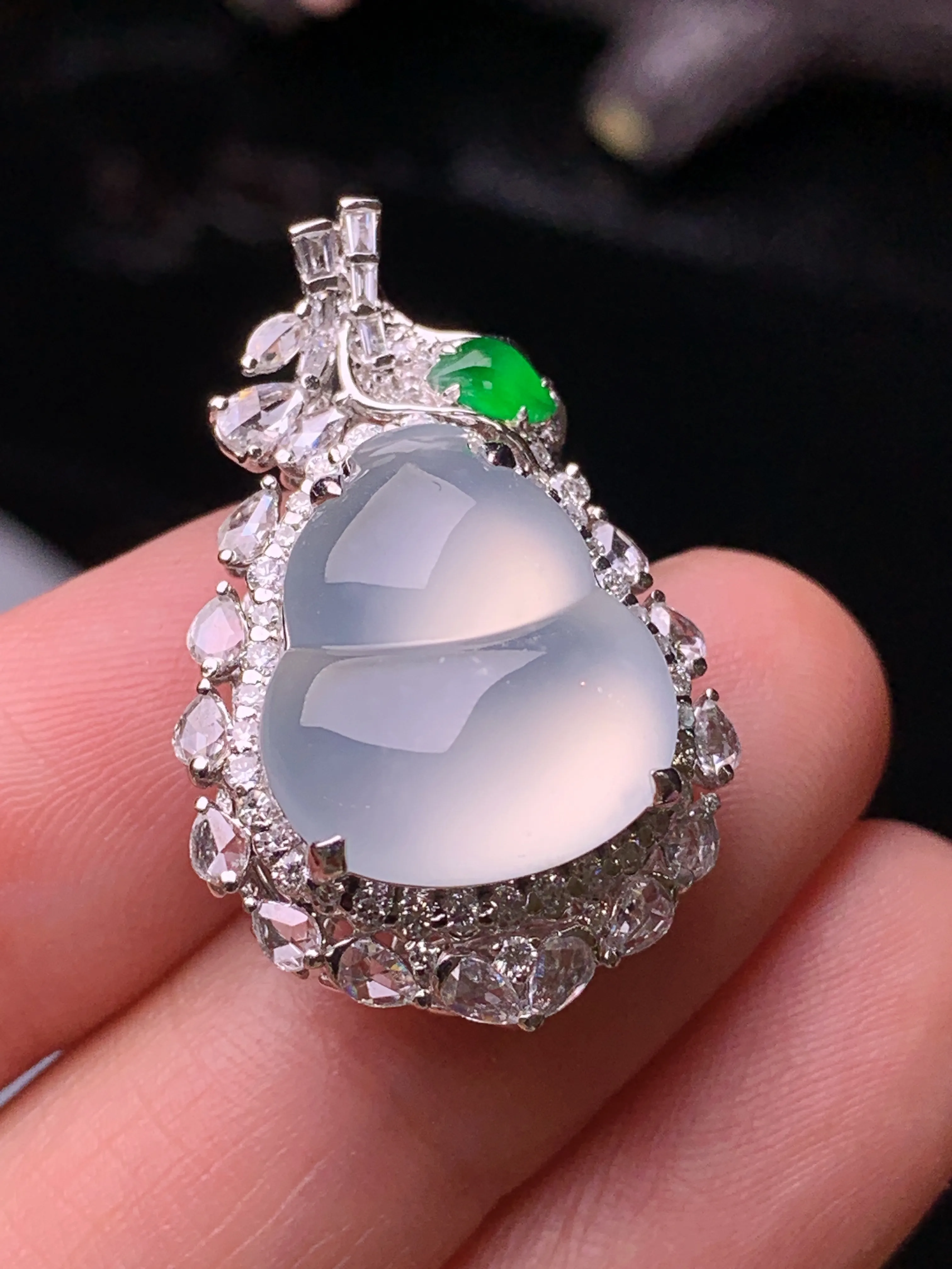 18k金钻镶嵌冰种葫芦吊坠 玉质细腻 色泽清新艳丽 整体尺寸29*18.6*12