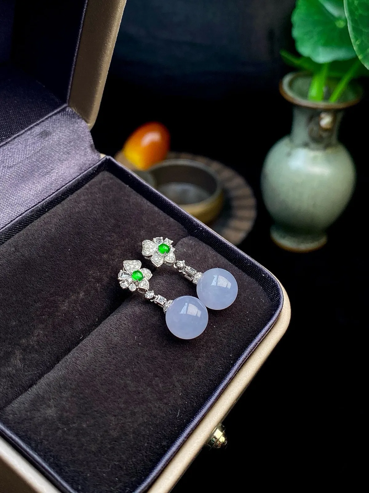 【冰种紫罗兰珠耳坠】质地细腻，色泽鲜亮，光泽度不错，18k金钻镶嵌，8毫米