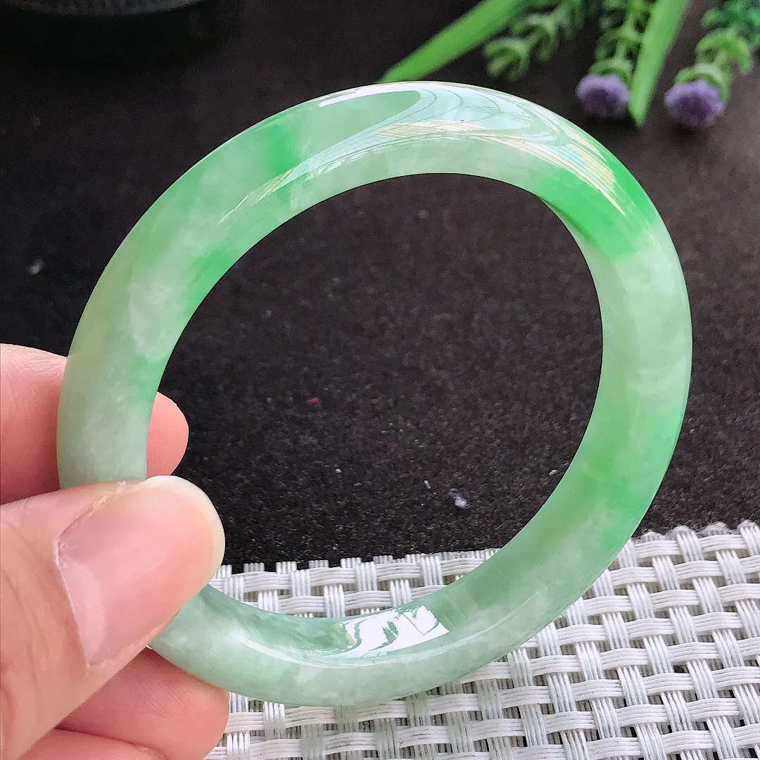 实拍A货翡翠54.8/10.3/8.3老坑精美满绿飘阳绿手镯宽边玉镯手环