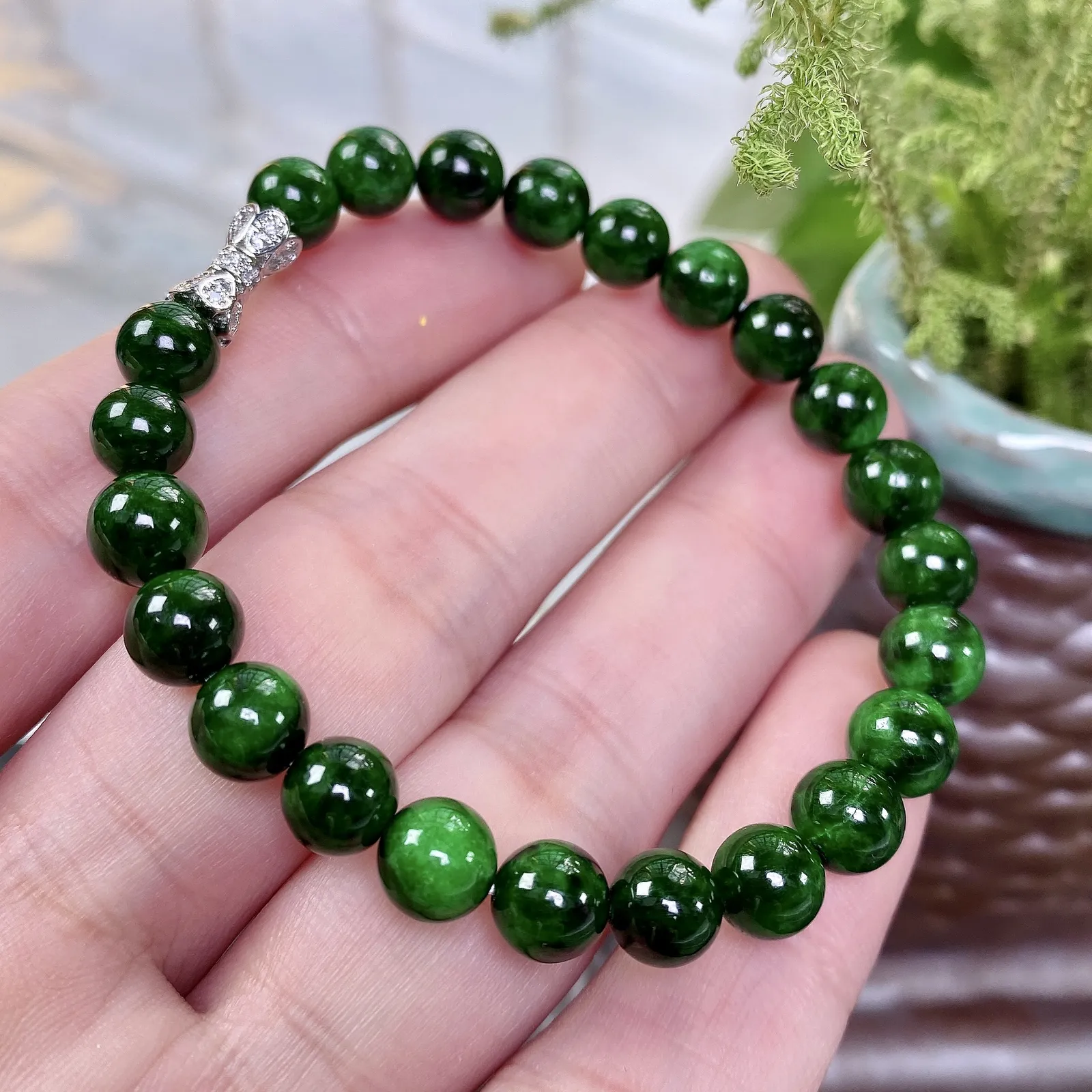 缅甸天然翡翠A货，卡7.5水润辣绿圆珠手链（有小纹），尺寸：7.5mm/23颗，长度180mm，重量：16.42g