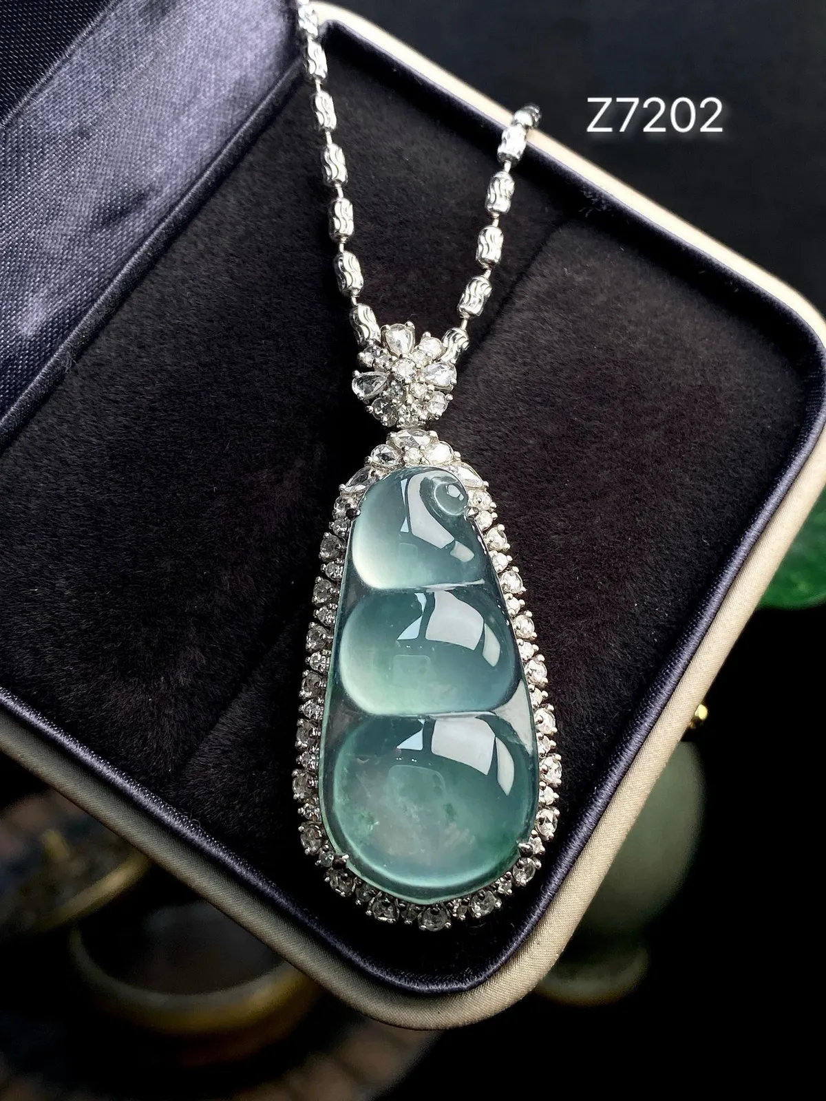 【冰种飘花福豆吊坠】种地上乘，冰感十足，通透起光，饱满圆润，收藏品质，18k金钻镶嵌，裸石尺寸29.