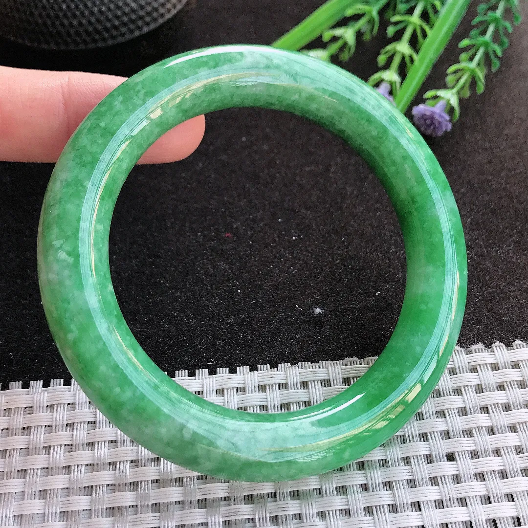 实拍A货翡翠56.8/11.4老坑精美满绿阳绿圆条手镯翡翠玉镯手环