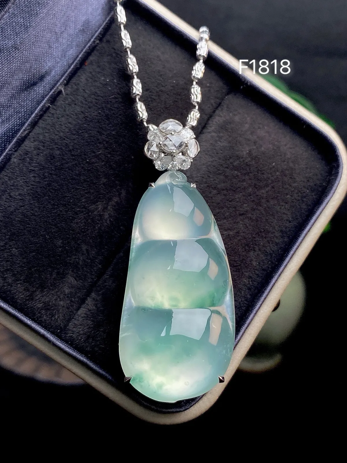 【冰种飘花福豆吊坠】种地上乘，冰感十足，通透起光，饱满圆润，18k金钻镶嵌，裸石尺寸37.8*18.