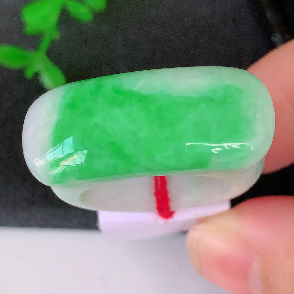 自然光实拍，19.6mm内径飘绿翡翠扳指，冰润指环，玉扳指，戒指，财源滚滚，玉质细腻起胶，23圈口，种水好！#39.28尺寸19.6*12.8*5.6