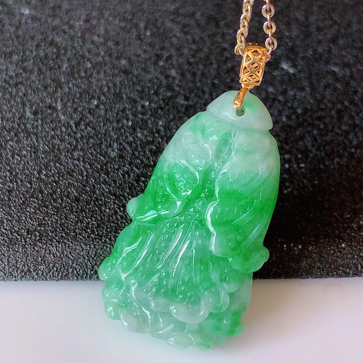 【超低价放漏】18K金镶嵌冰飘绿翡翠招百财白菜吊坠，百财聚来，财源滚滚，色泽鲜艳，精工水润的白菜，性价比高！#1.26